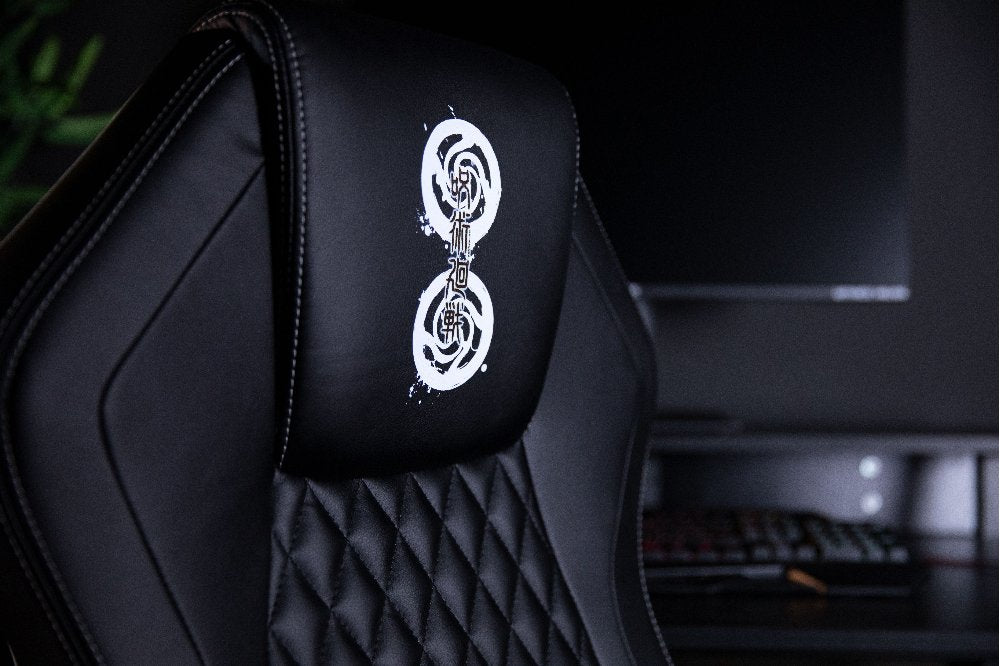 Silla Gamer Konix Jujutsu Kaisen Gran Comodidad Y Ergonomia Clase 4 / 100 Mm Color Blanco Y Negro