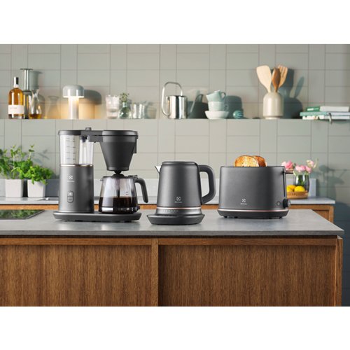EAN 7332543723935 - Electrolux E7K16BP tetera eléctrica 1,7 L 2400 W Negro, Cobre imagen 3