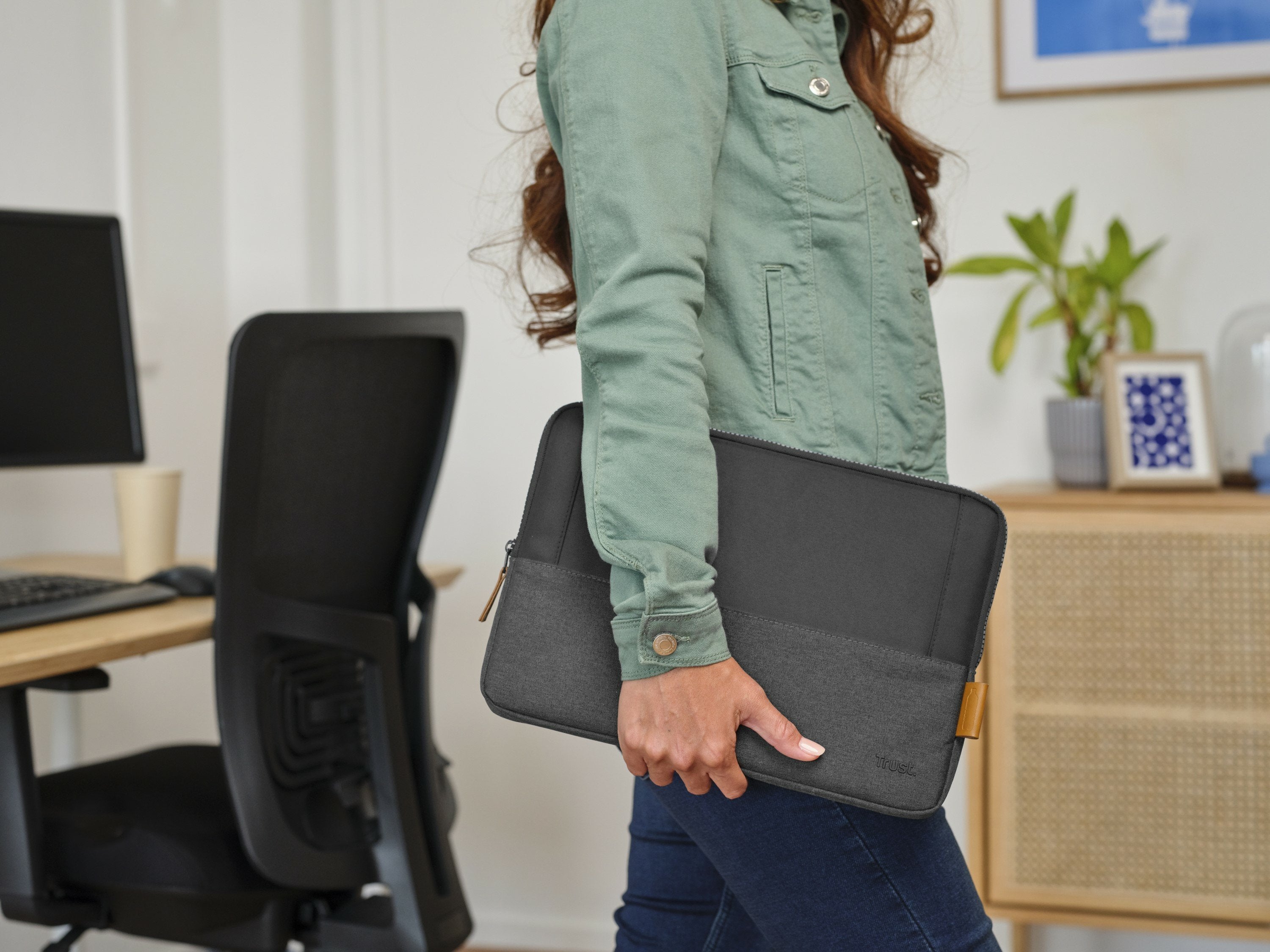 EAN 8713439253504 - Trust Lisboa 33,8 cm (13.3") Funda Negro, Gris imagen 4