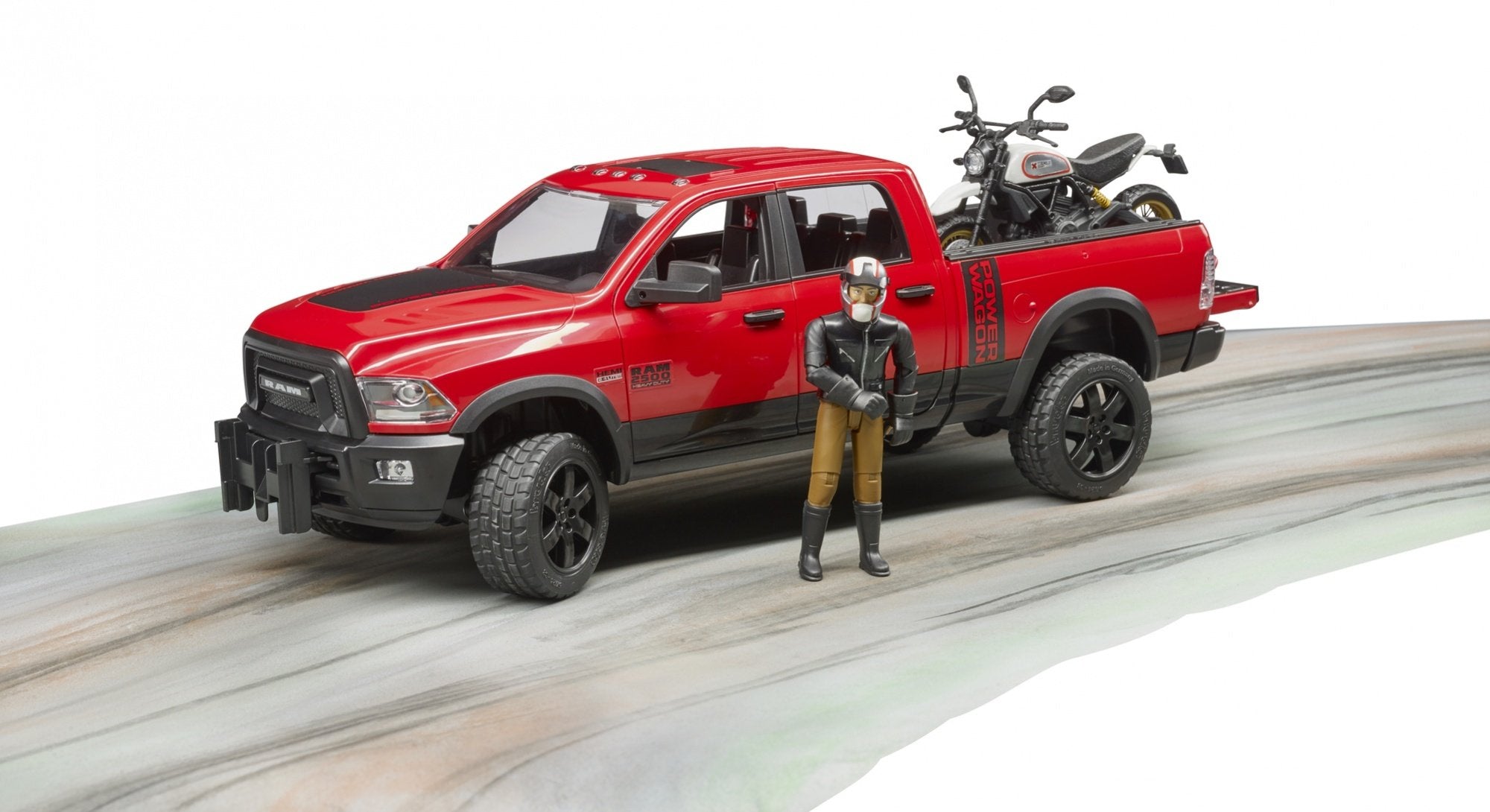 Bruder Ram 2500 Power Wagon Con Ducati Desert Sled Y Conductor