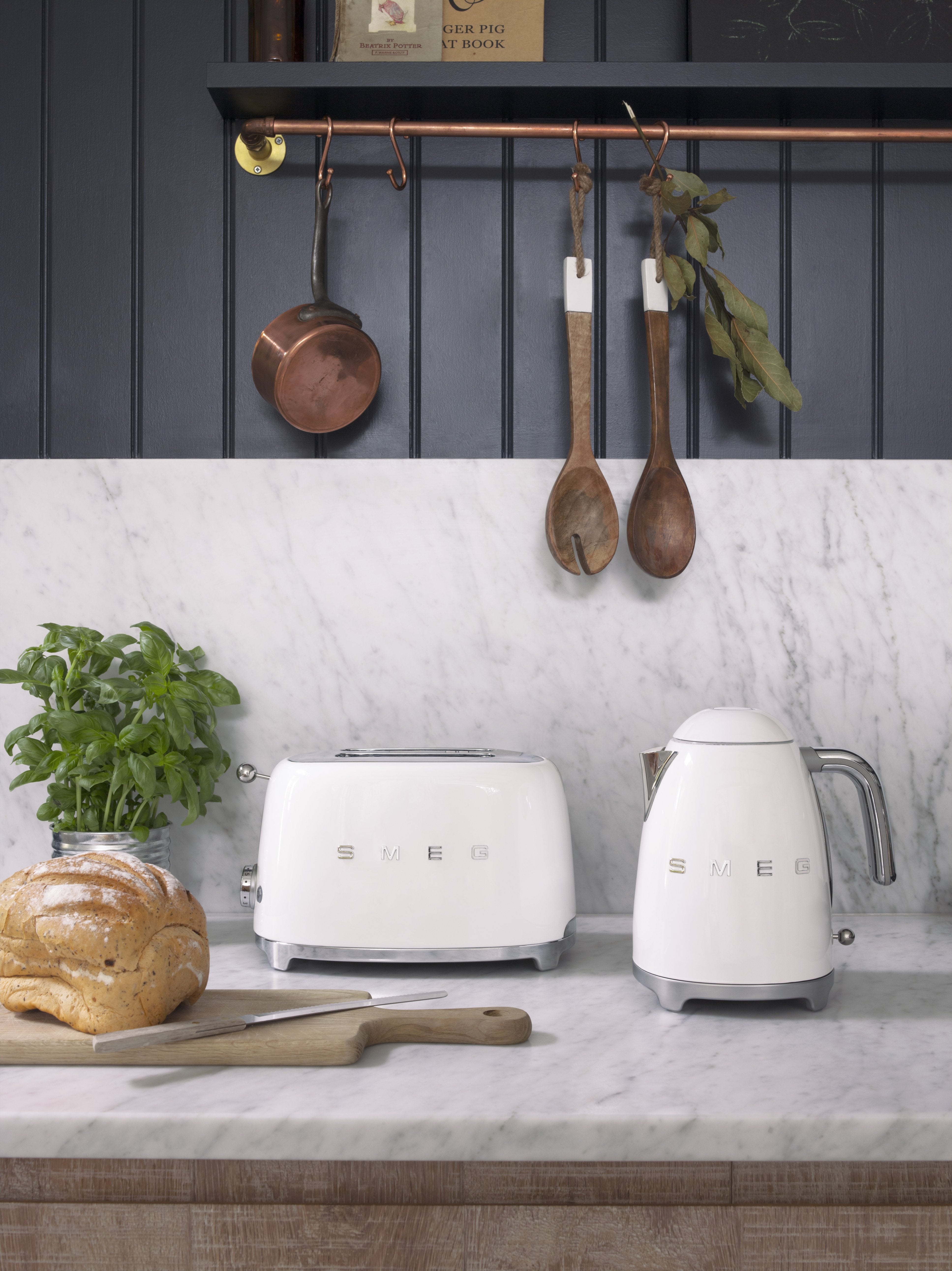 EAN 8017709227852 - Smeg KLF03CREU tetera eléctrica 1,7 L 2400 W Crema de color imagen 12