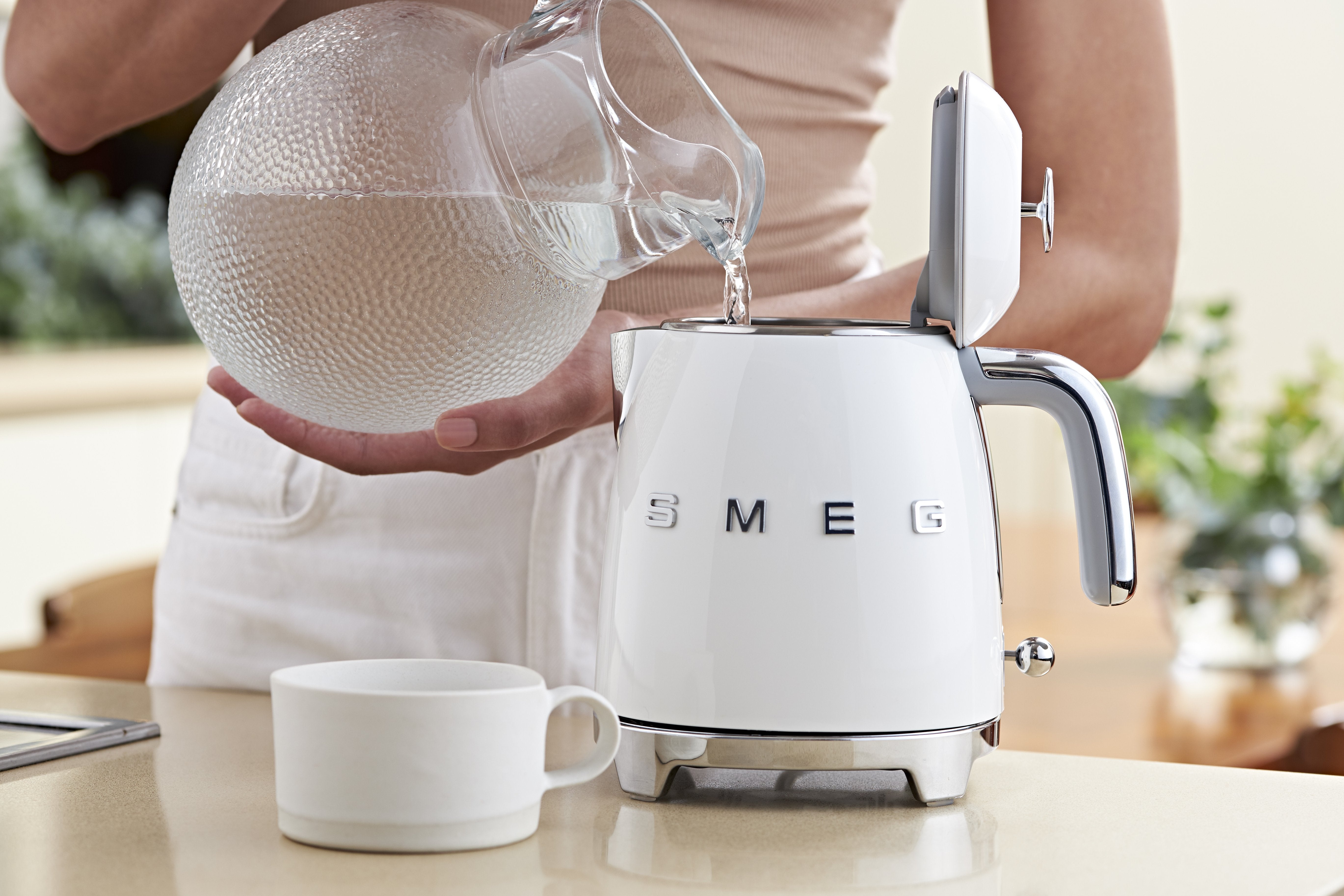 EAN 8017709302221 - Smeg KLF05WHEU tetera eléctrica 0,8 L 1400 W Blanco imagen 14