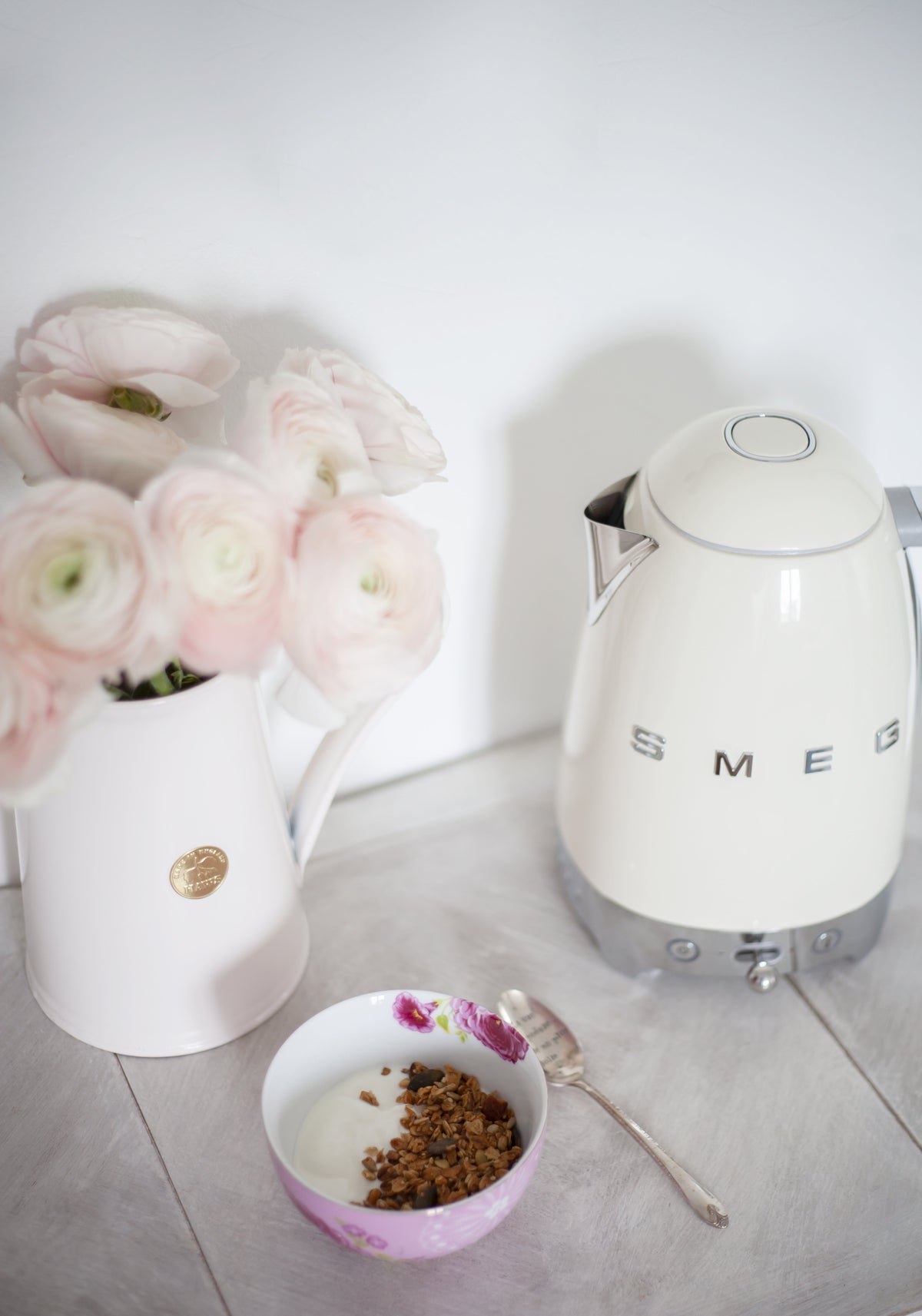 EAN 8017709231378 - Smeg KLF04CREU tetera eléctrica 1,7 L 2400 W Crema de color imagen 20