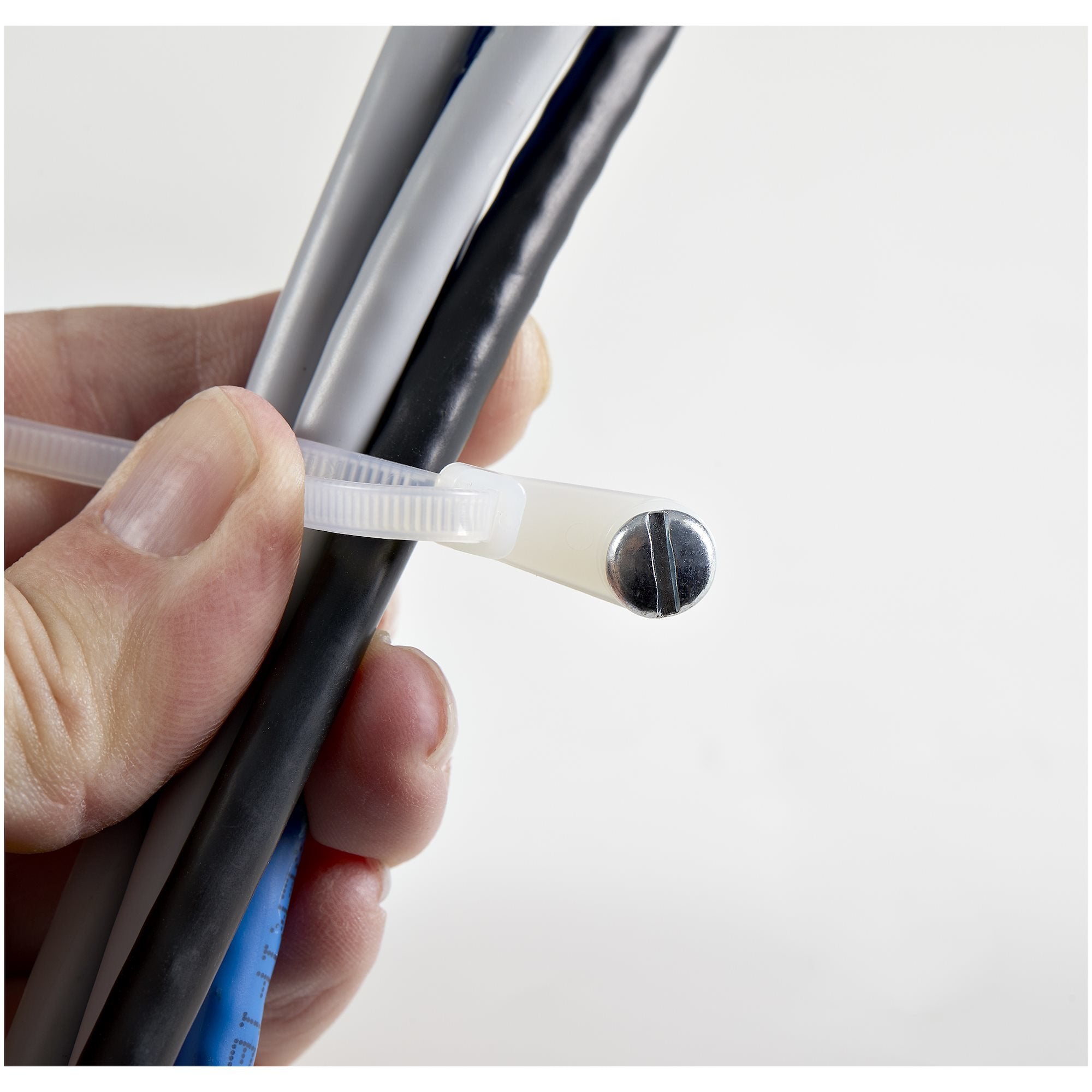 EAN 0065030890588 - StarTech.com CBMZTS10N6 presilla Brida reutilizable Nylon, Plástico Blanco 100 pieza(s) imagen 3