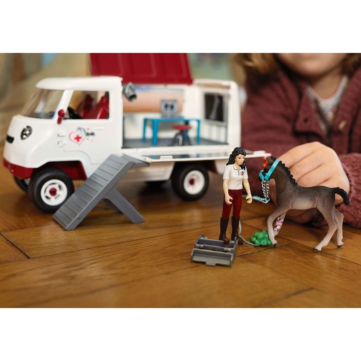 Schleich Horse Club 42439 Veterinaria Móvil Con Potro Hannoveriano