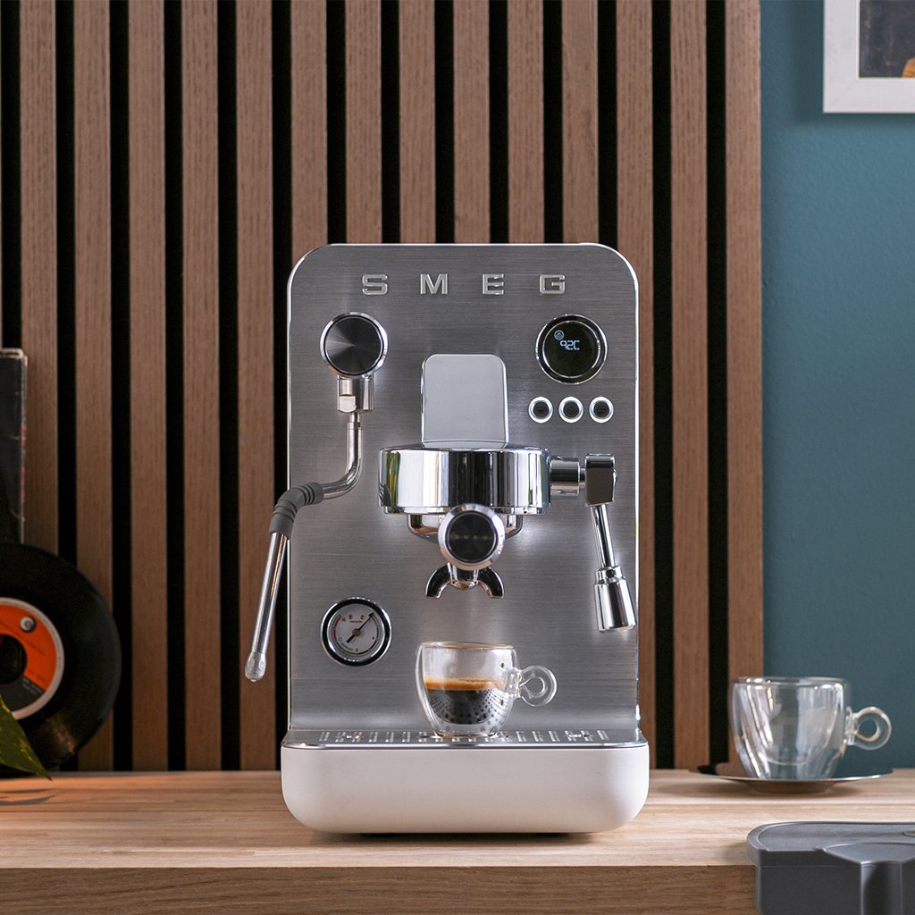 EAN 8017709347017 - Smeg EMC02WHMEU cafetera eléctrica Manual Máquina espresso 1,7 L imagen 27