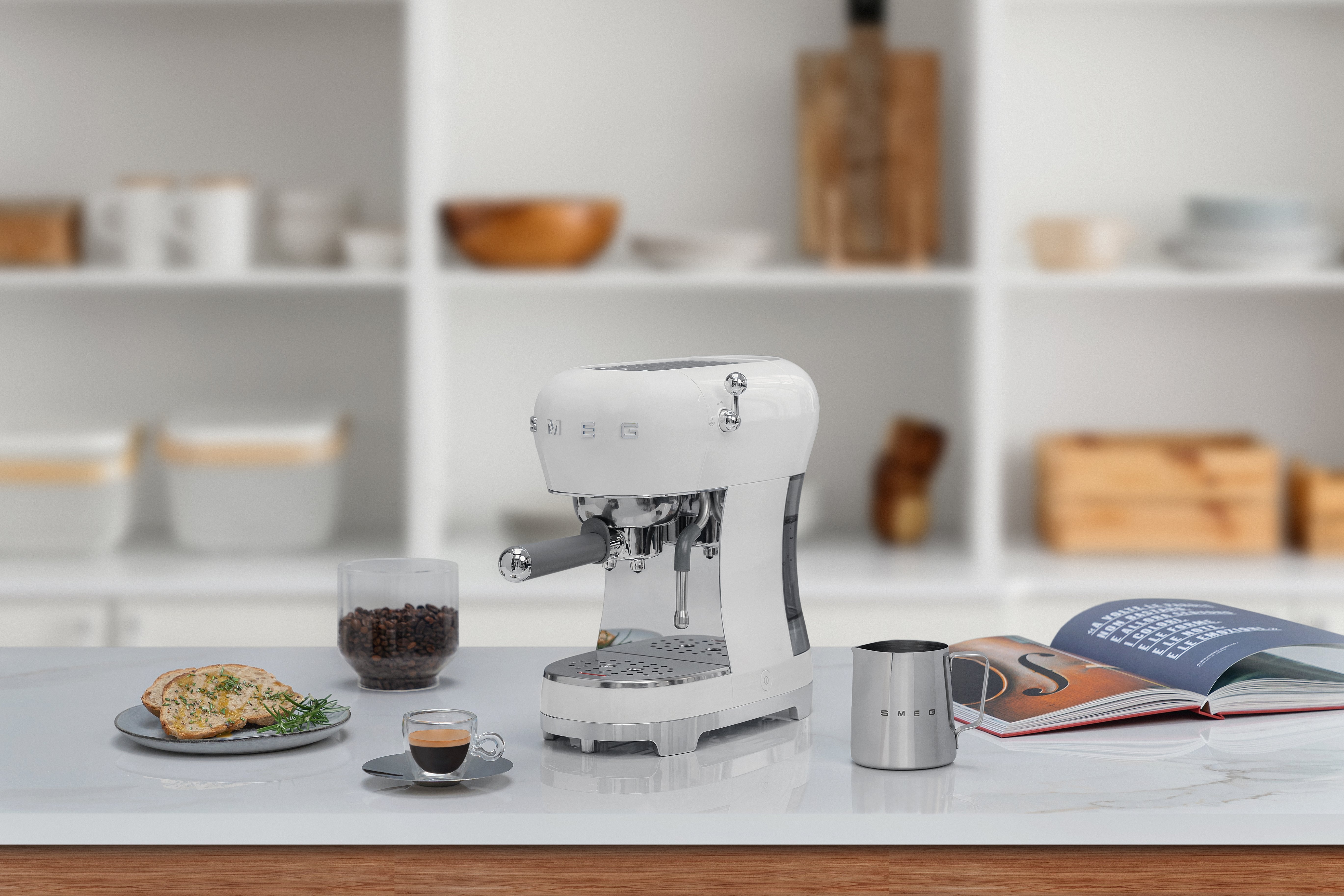 EAN 8017709324810 - Smeg ECF02WHEU cafetera eléctrica Manual Máquina espresso 1,1 L imagen 8
