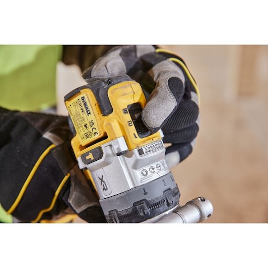 EAN 5035048806807 - DeWALT DCD1007NT-XJ taladro 2250 RPM Sin llave 1,85 kg Negro, Amarillo imagen 8