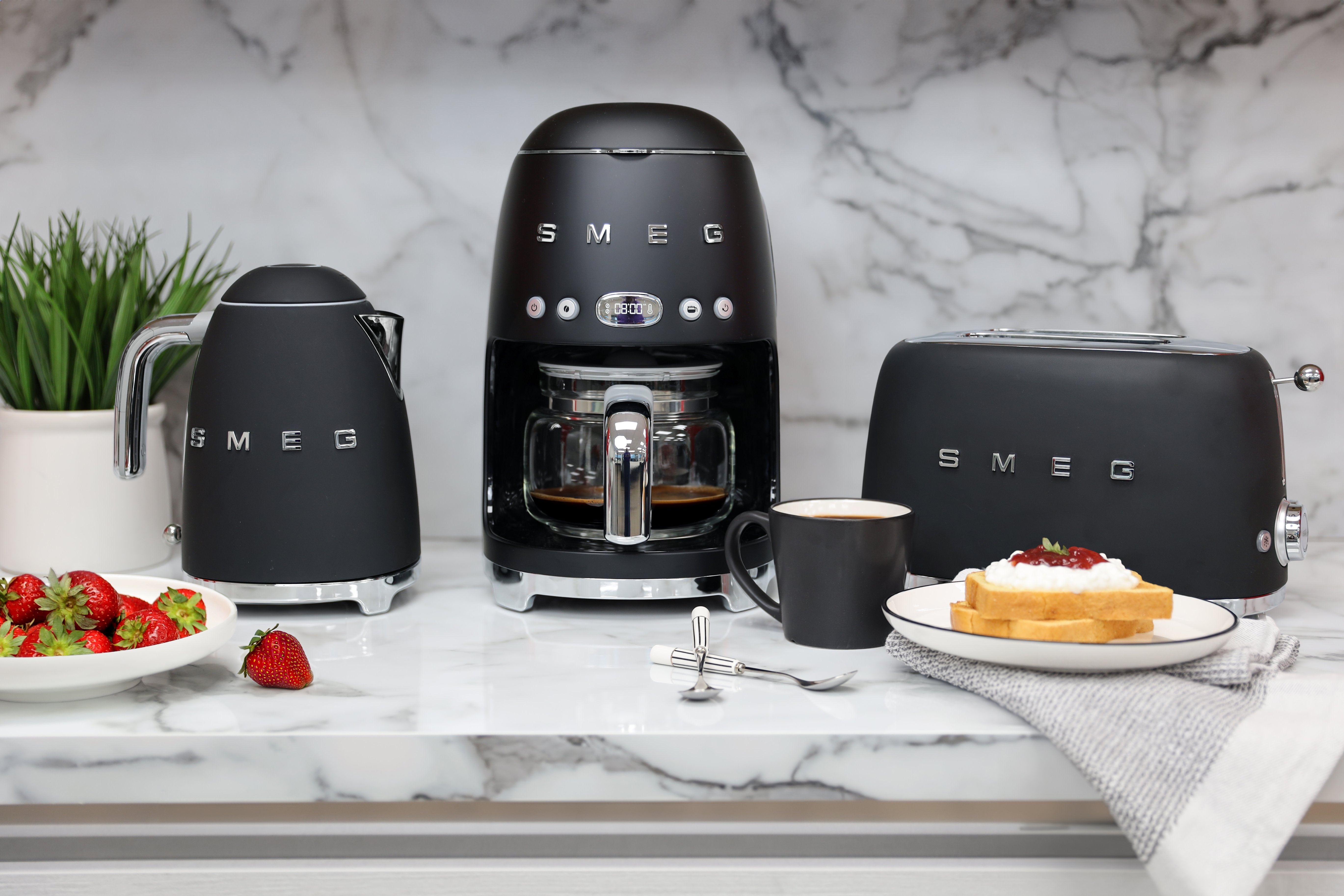 EAN 8017709329419 - Smeg DCF02BLMEU cafetera eléctrica Totalmente automática Cafetera de filtro 1,4 L imagen 10