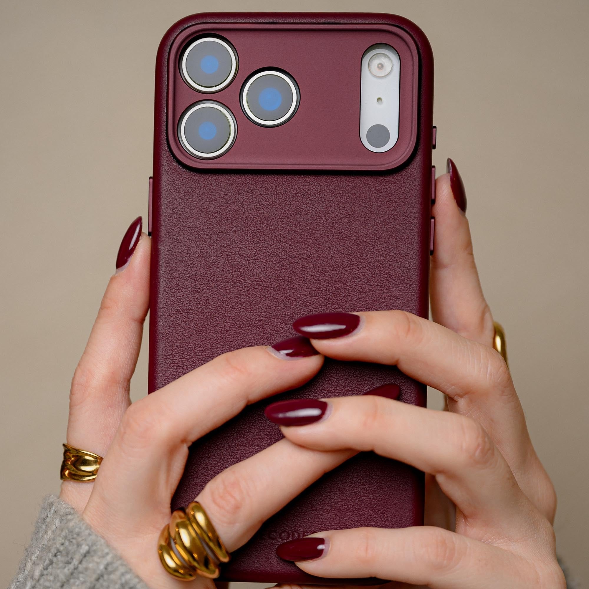 Decoded Leather Backcover Iphone 17 Pro Dark Ruby