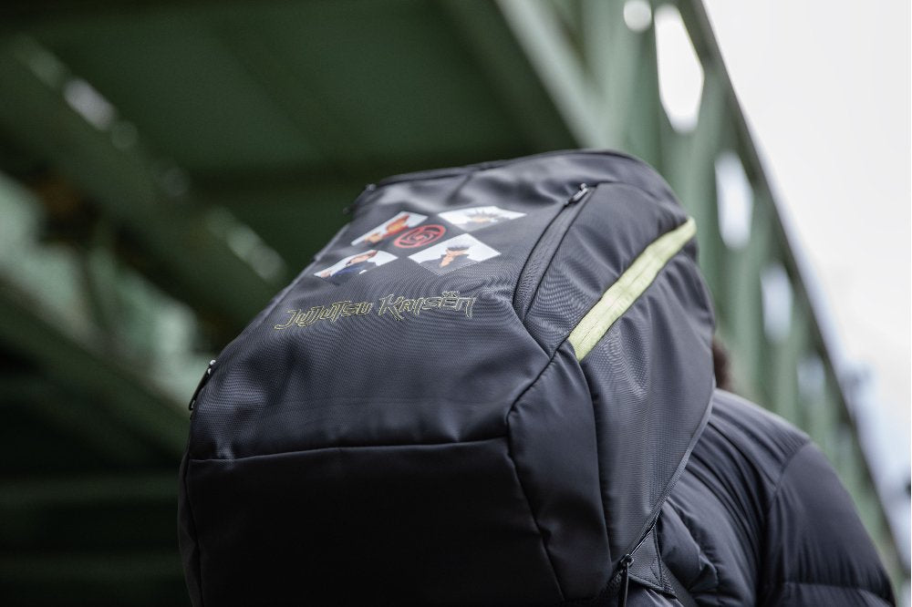 Mochila Gaming Konix Jujutsu Kaisen 17 Backpack 11 Bolsillos Interiores 4 Exteriores Kx-Juju-Bpk-17