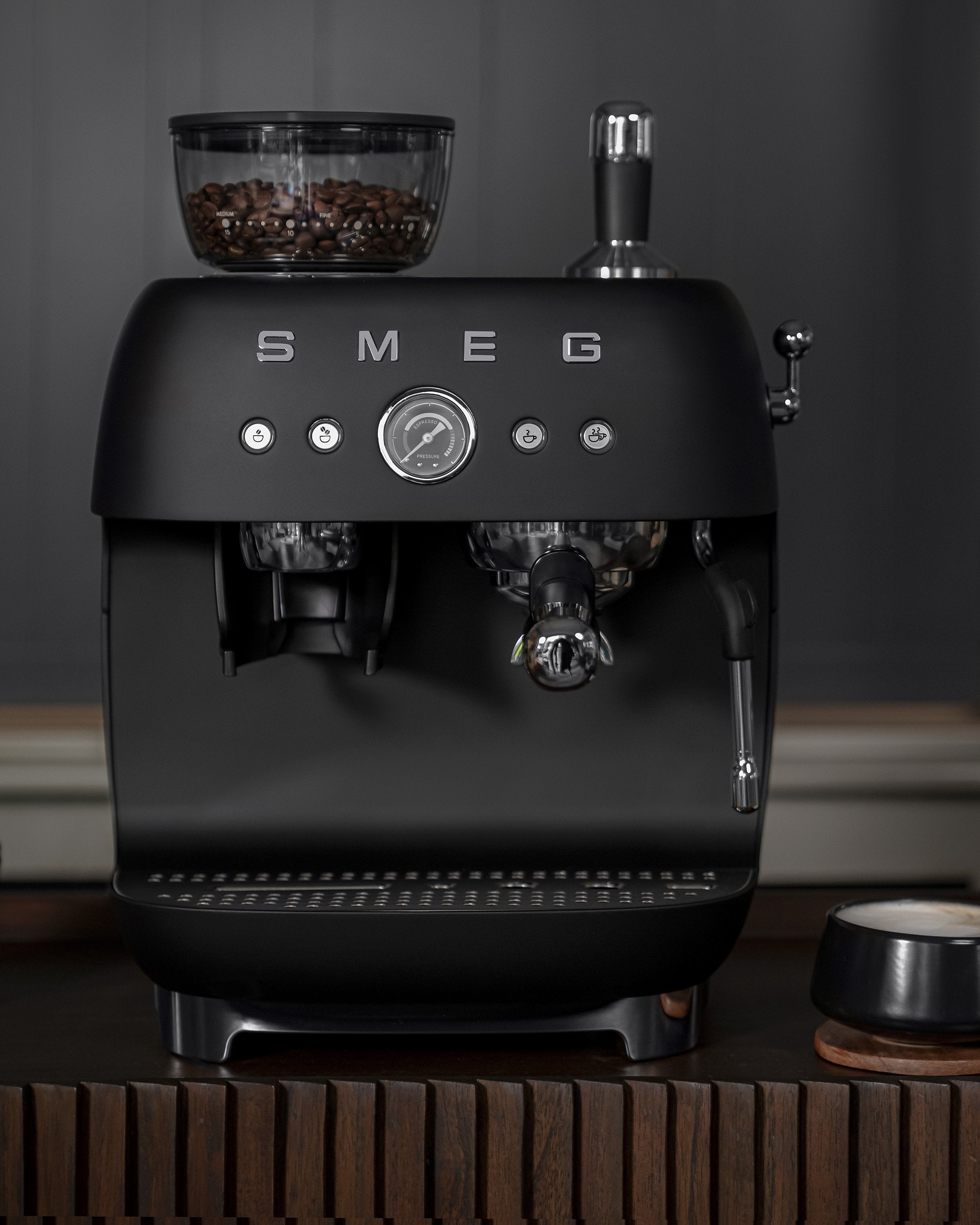 EAN 8017709354572 - Smeg EGF03BLMEU cafetera eléctrica Manual Máquina espresso 2,4 L imagen 26