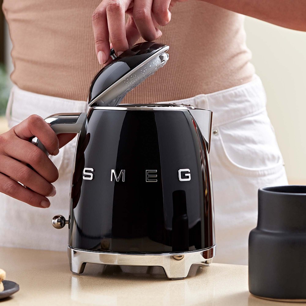 EAN 8017709302184 - Smeg KLF05BLEU tetera eléctrica 0,8 L 1400 W Negro imagen 7