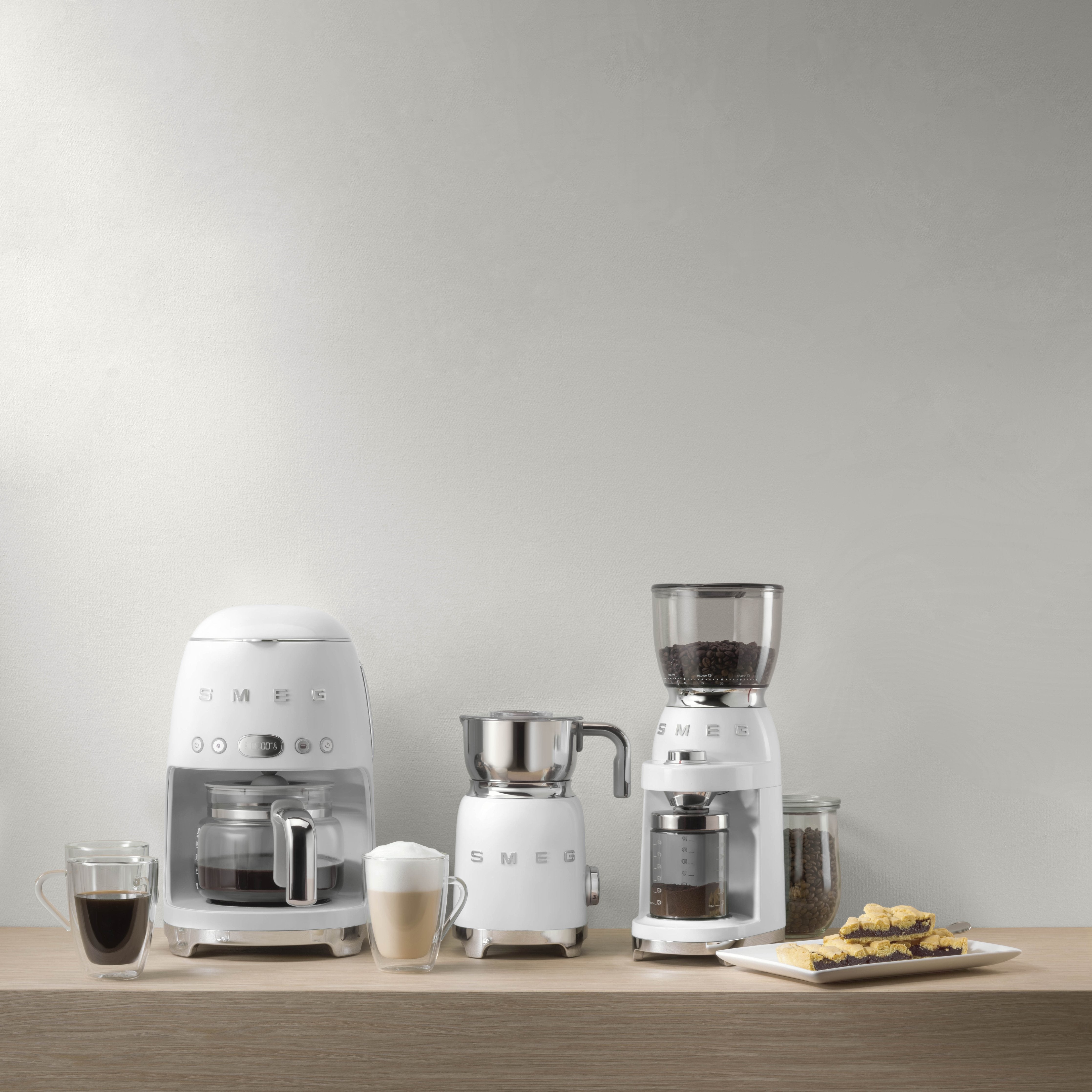 EAN 8017709280550 - Smeg DCF02WHEU cafetera eléctrica Totalmente automática Cafetera de filtro 1,4 L imagen 11