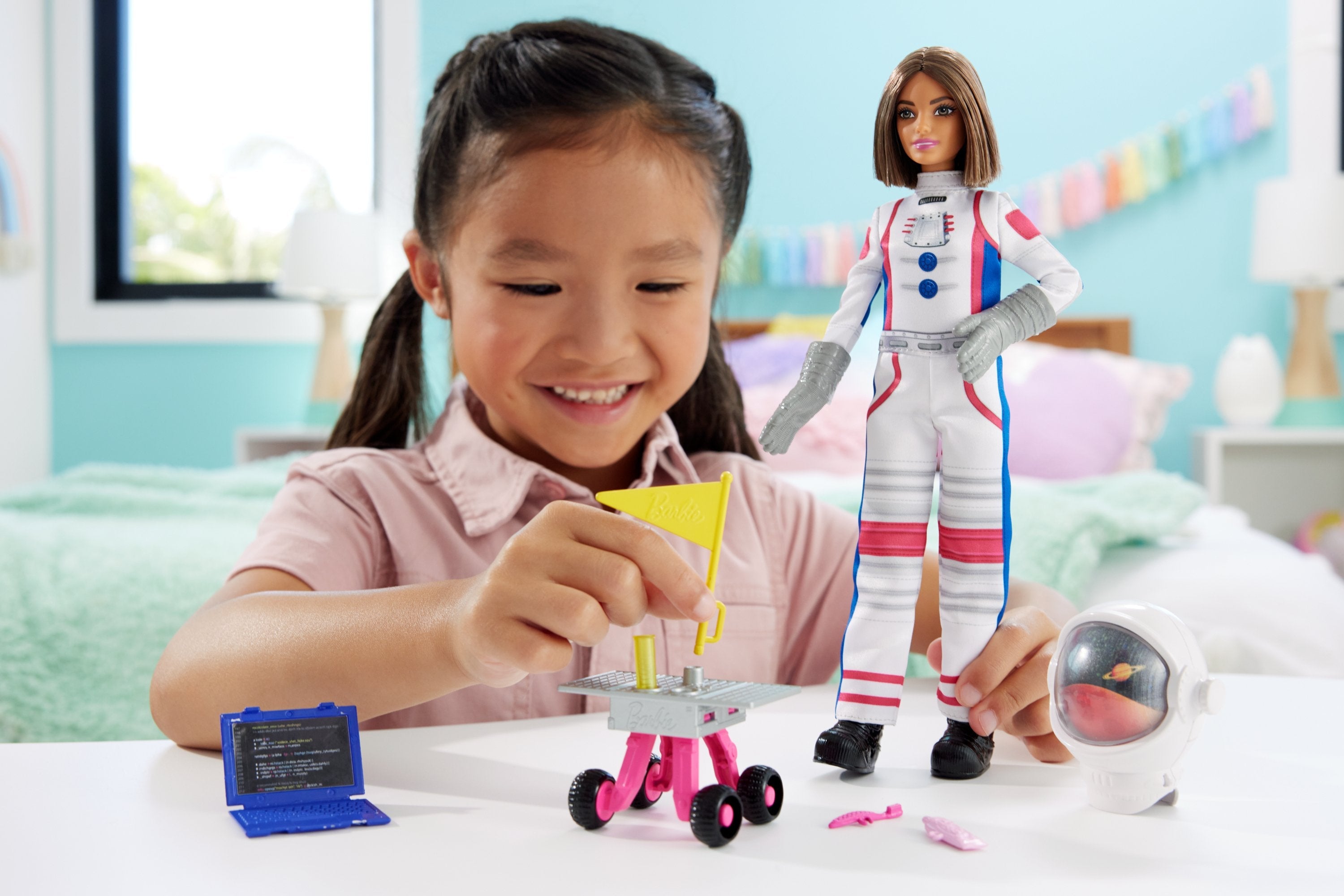 EAN 0194735176021 - Barbie HRG45 muñeca imagen 2