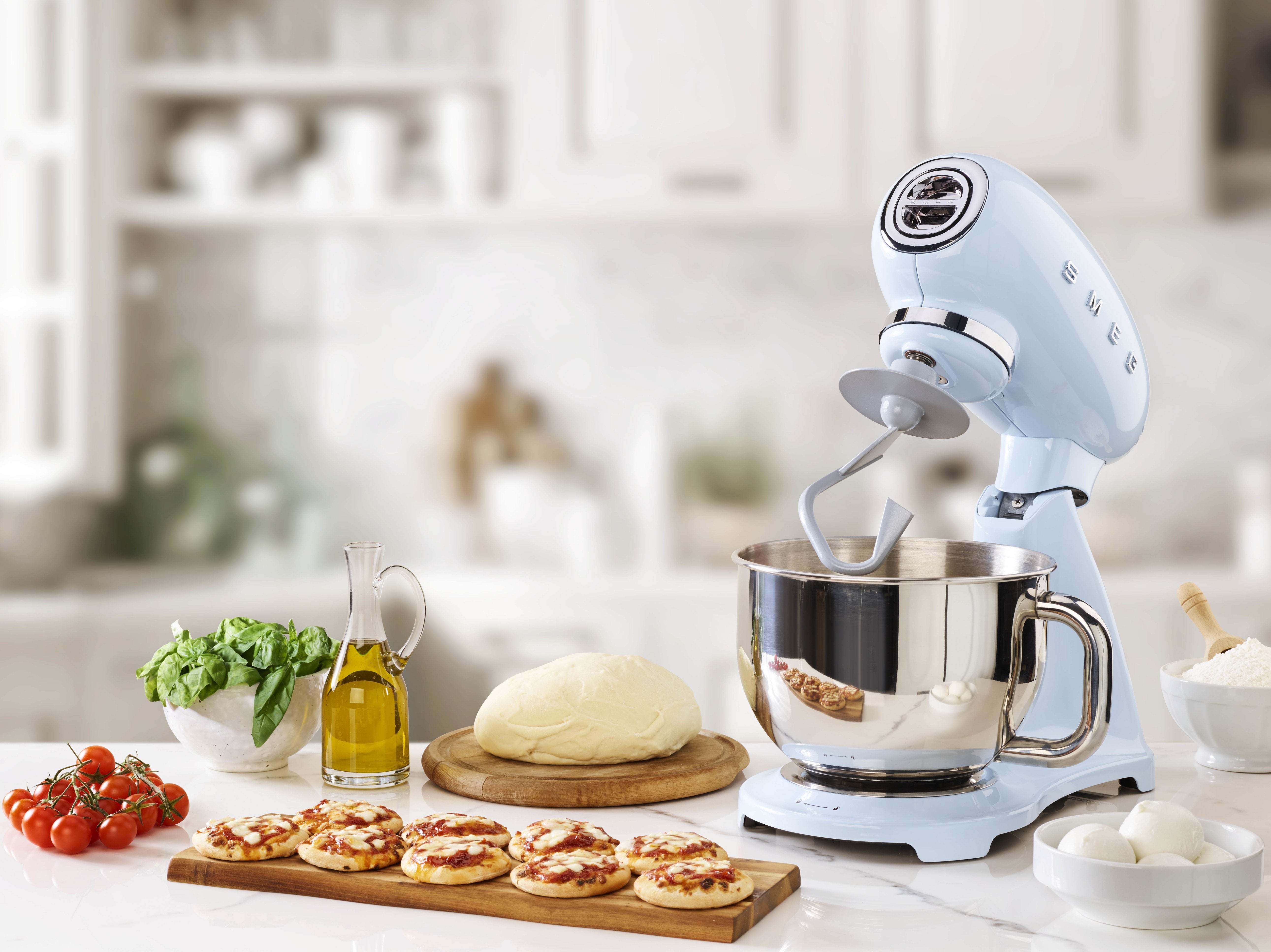 EAN 8017709311902 - Smeg SMF03PBEU batidora Batidora de varillas 800 W Azul imagen 13