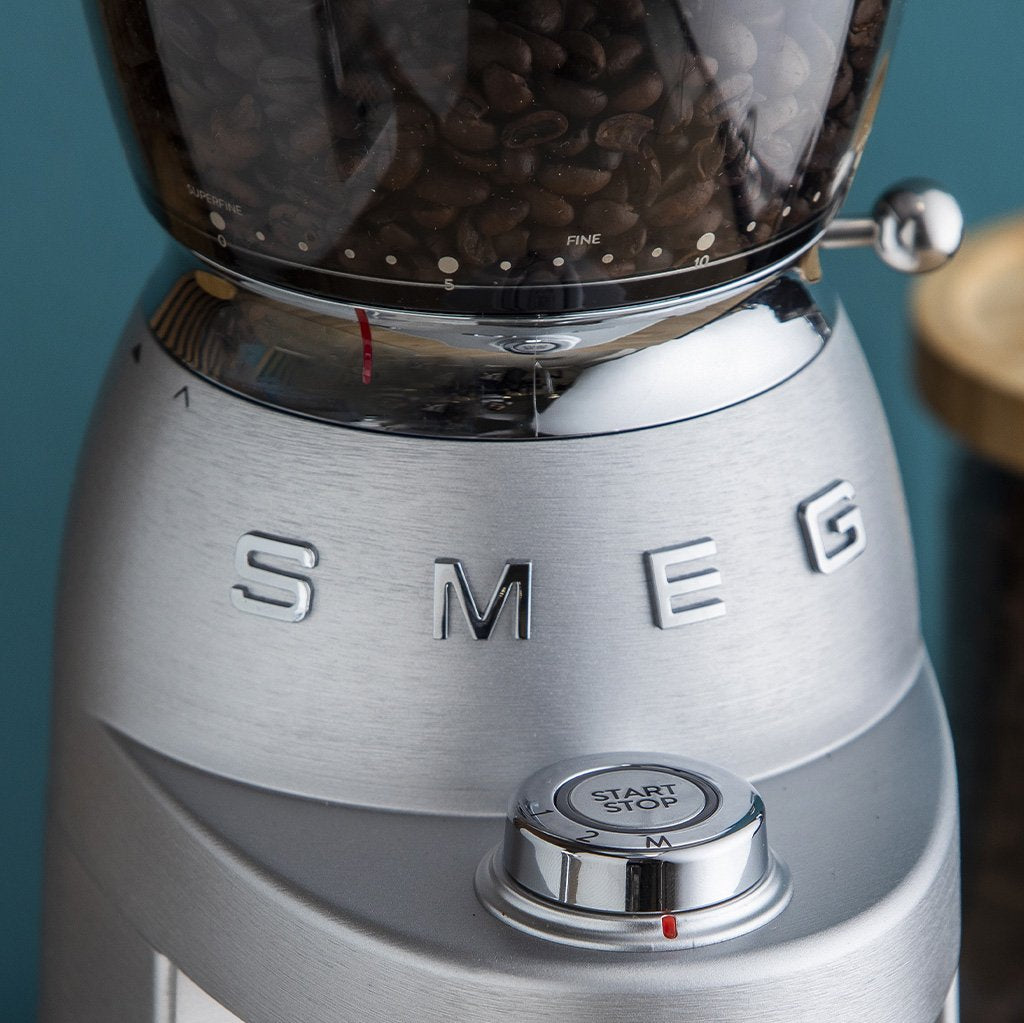 EAN 8017709339883 - Smeg CGF02SSEU molinillo de café 150 W Aluminio imagen 18