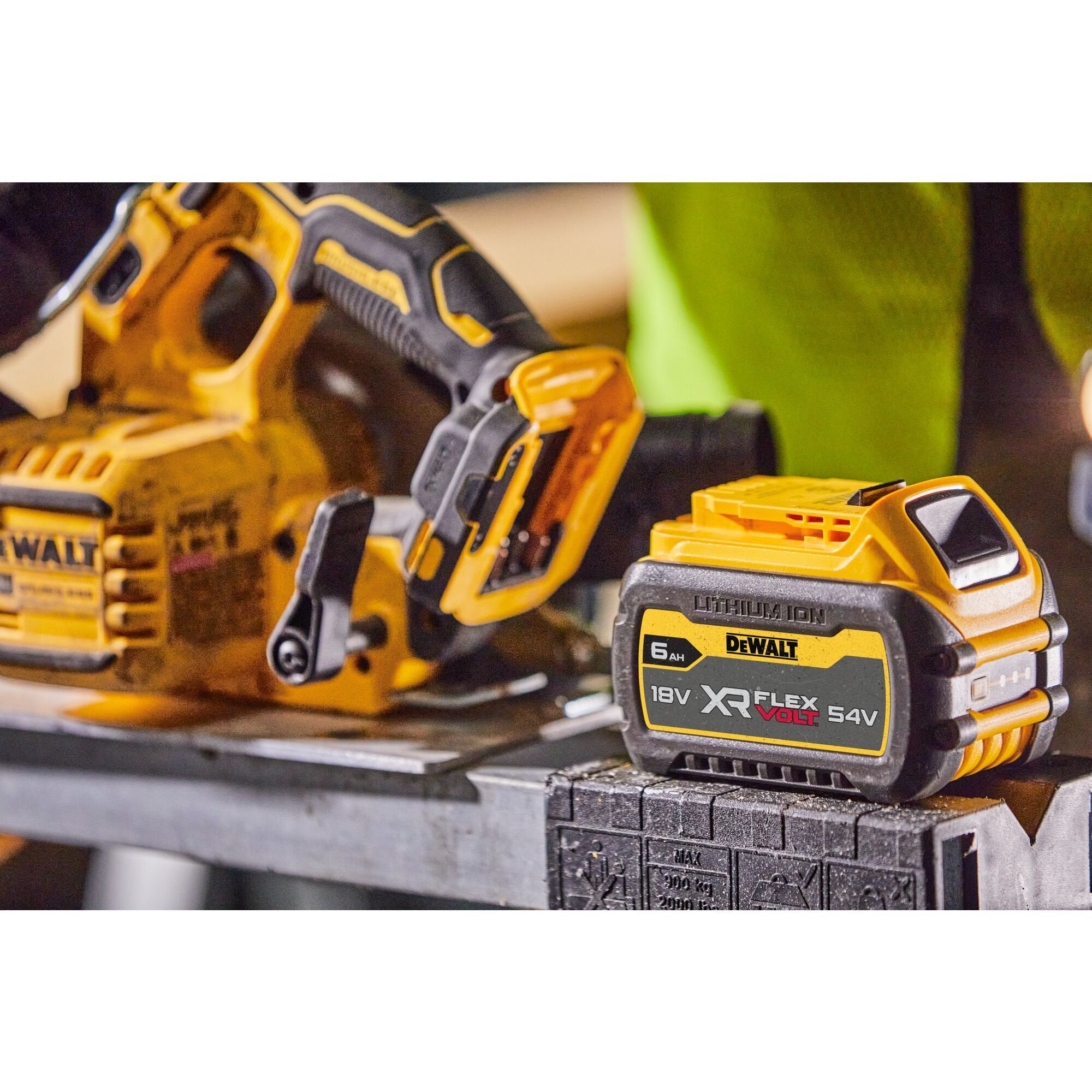 EAN 5035048739532 - DeWALT DCS573NT-XJ sierra circular portátil imagen 11
