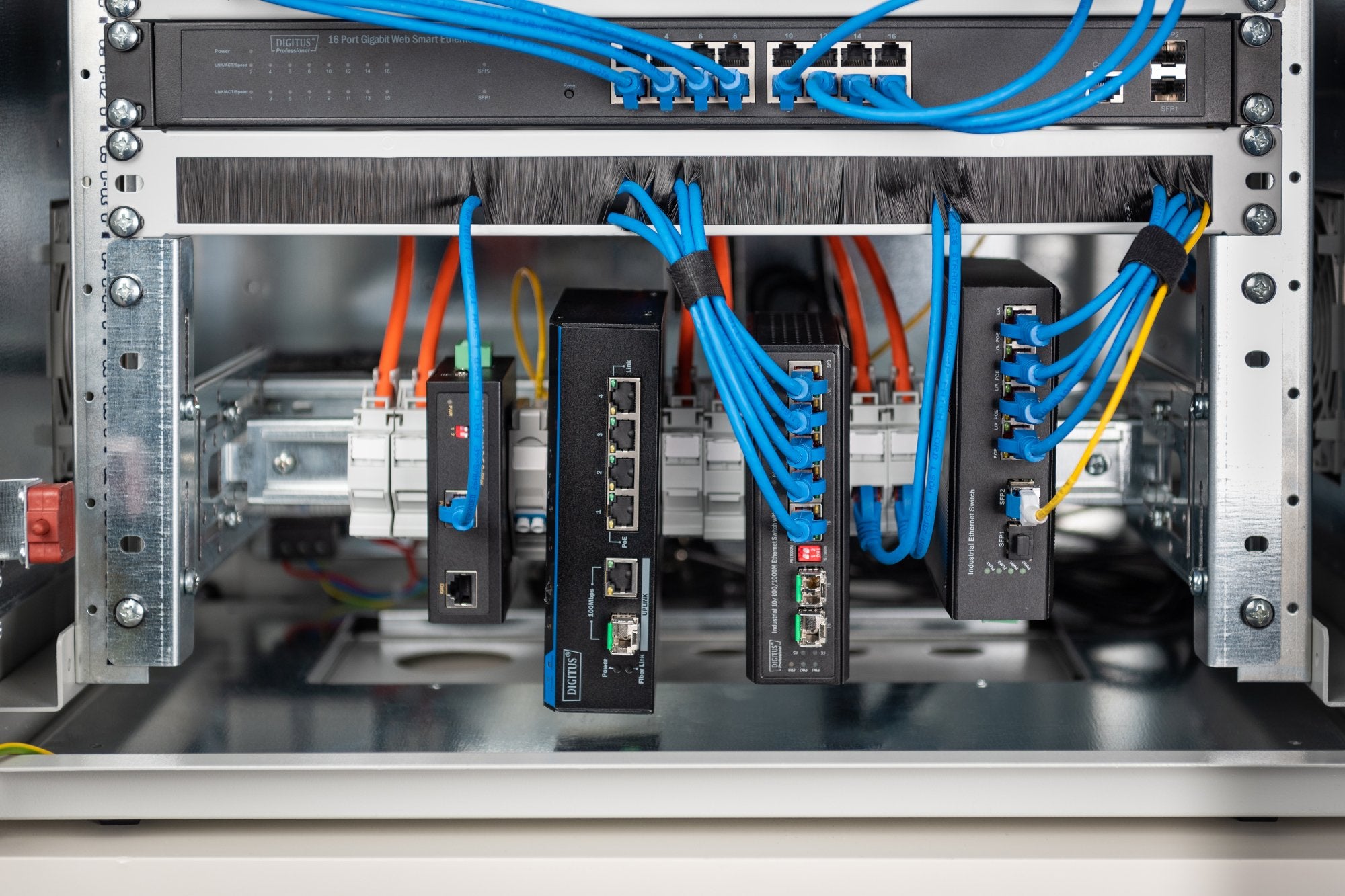 EAN 4016032456100 - Digitus DN-19-DIN-4U kit de montaje Plata Acero galvanizado imagen 3