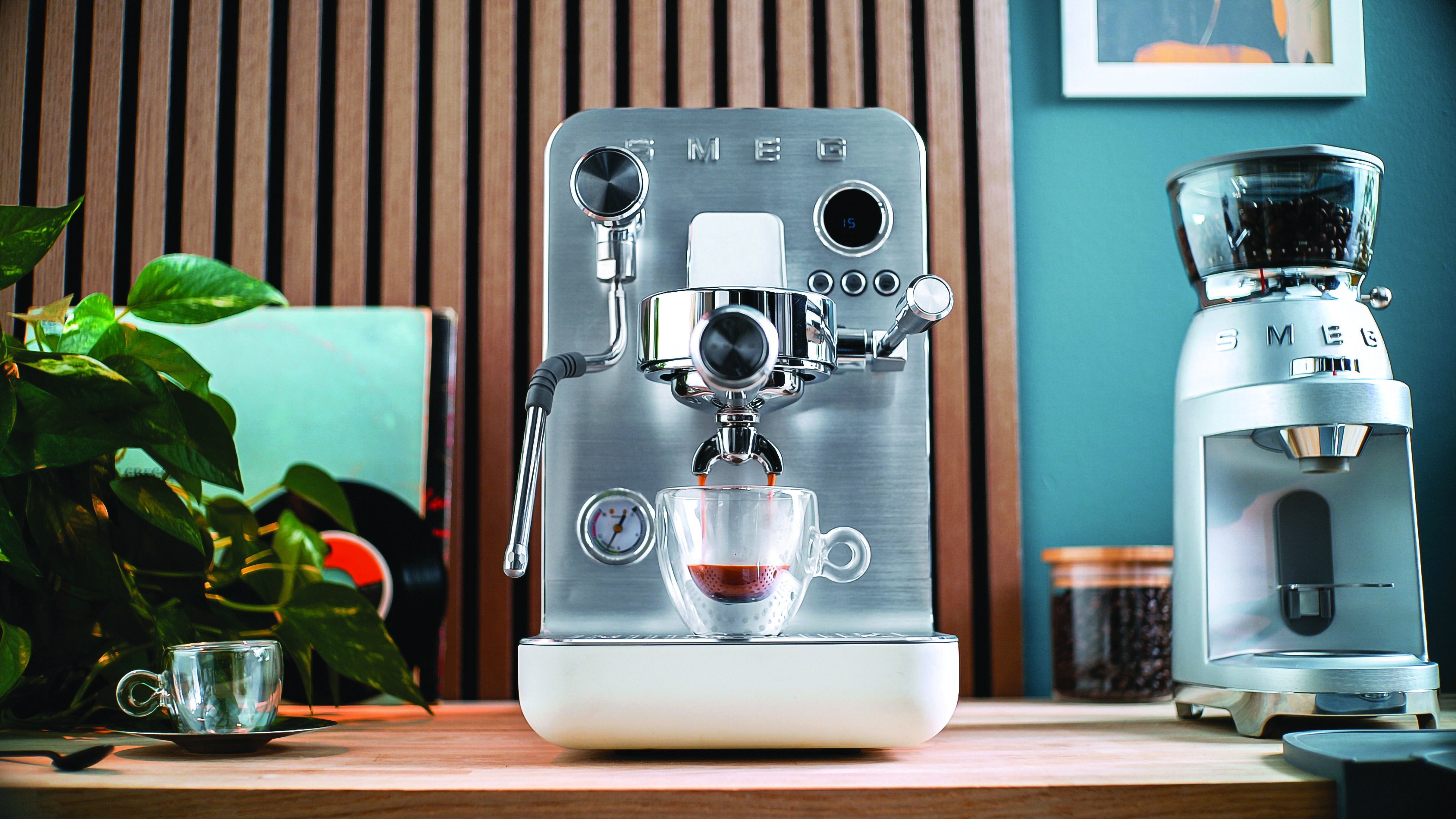 EAN 8017709347017 - Smeg EMC02WHMEU cafetera eléctrica Manual Máquina espresso 1,7 L imagen 29