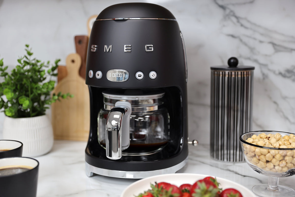 EAN 8017709329419 - Smeg DCF02BLMEU cafetera eléctrica Totalmente automática Cafetera de filtro 1,4 L imagen 10