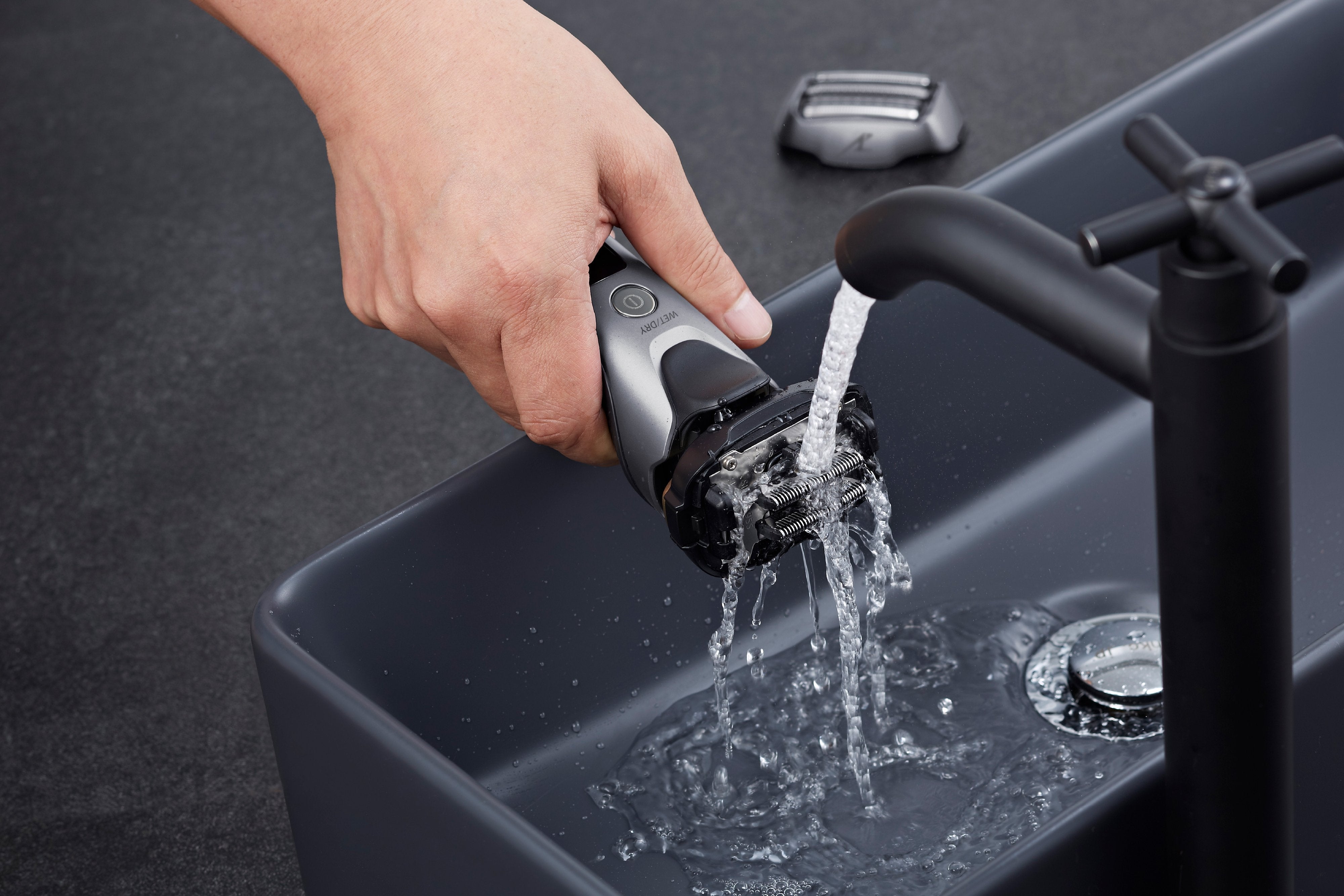 EAN 5025232831265 - Panasonic ES-LV69 Máquina de afeitar de láminas Recortadora Negro, Plata imagen 7