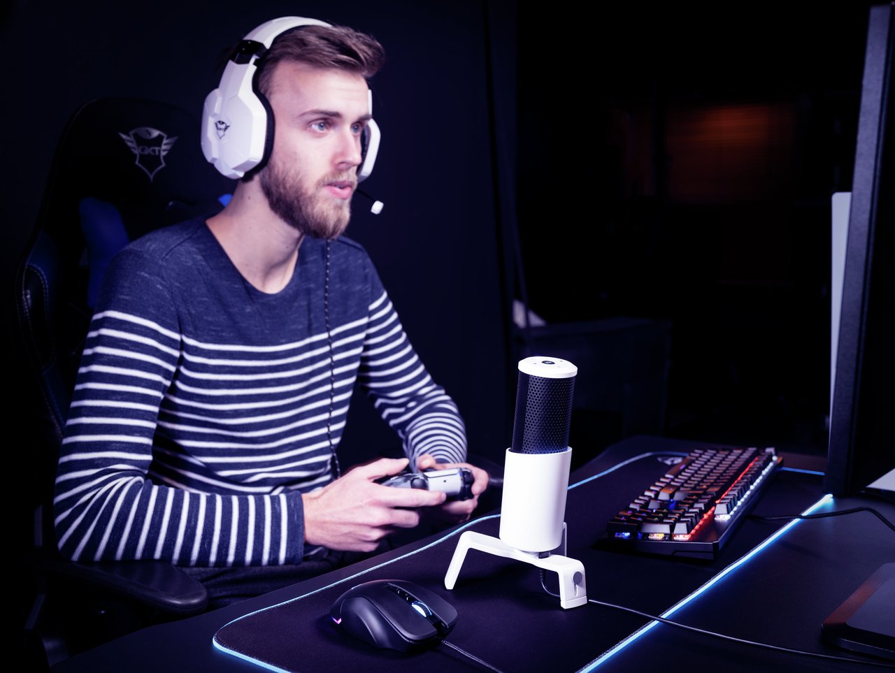 Microfono Trust Gxt 258w Fyru Usb 4 In 1- Patron Cardioide/Bidireccional/Estereo/Omnidireccional - Latencia Cero - Iluminacion Led 5 Colores 24257