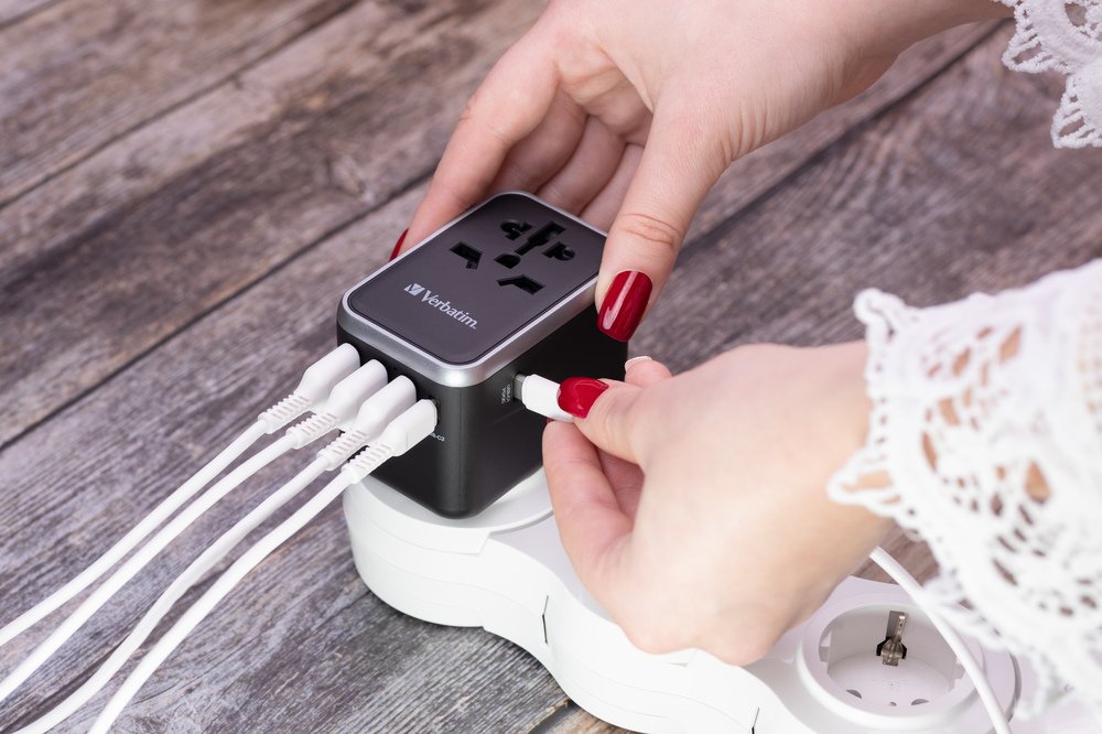 Verbatim Uta-04 Adaptador Con 1 Puerto Usb-C - 3 Puerto Usb-A - 1 Puerto Usb-C