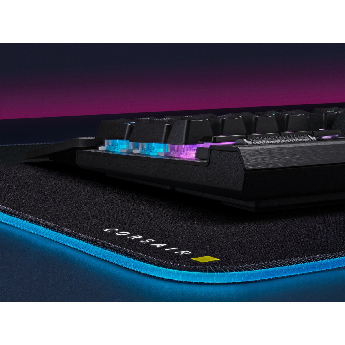 Teclado Gamer Mecánico (Cherry Corsair Opx) Corsair K70 Pro Rgb (Negro)