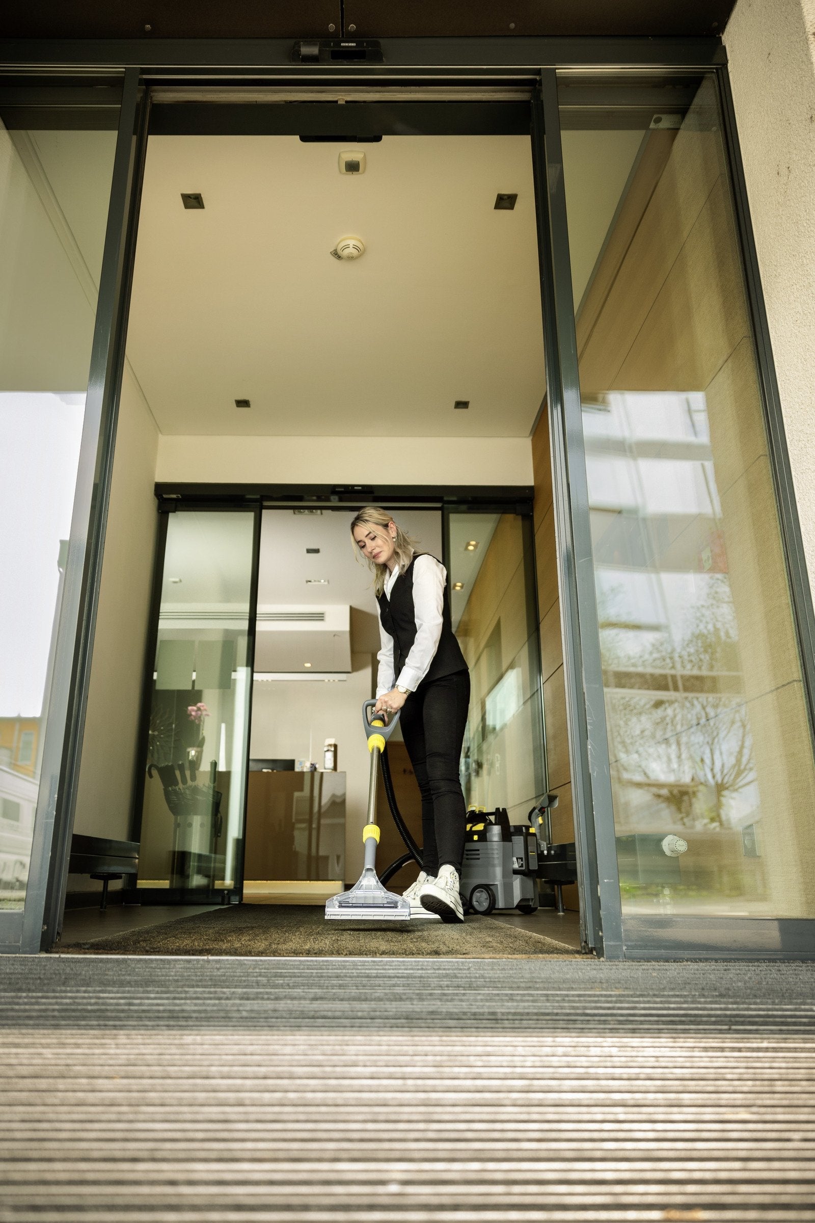 Kärcher 1.101-702.0 Máquina De Limpieza De Alfombras Caminar-Detrás Profundo Negro, Gris, Amarillo