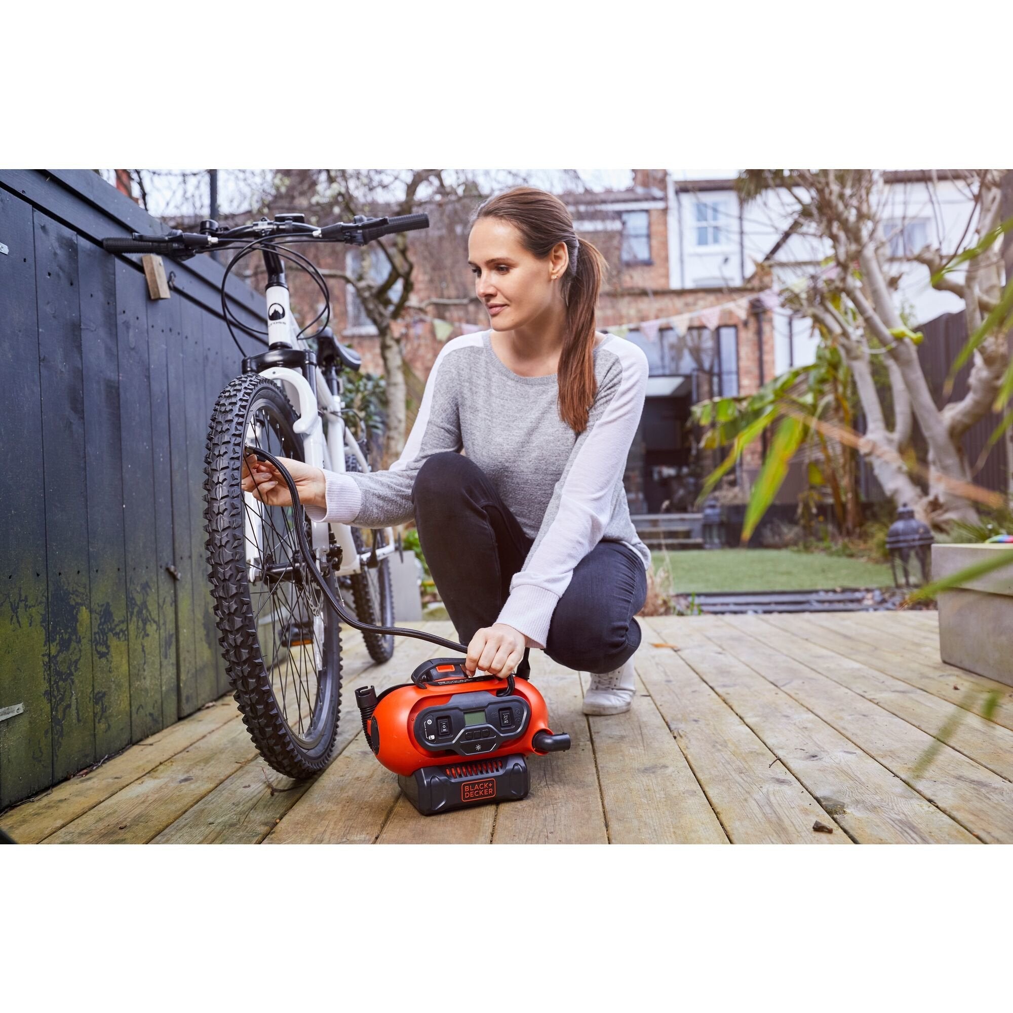 EAN 5035048661628 - Black & Decker BDCINF18N-QS compresor de aire 160 l/min Bomba de aire/conexión a la toma del encendedor imagen 9