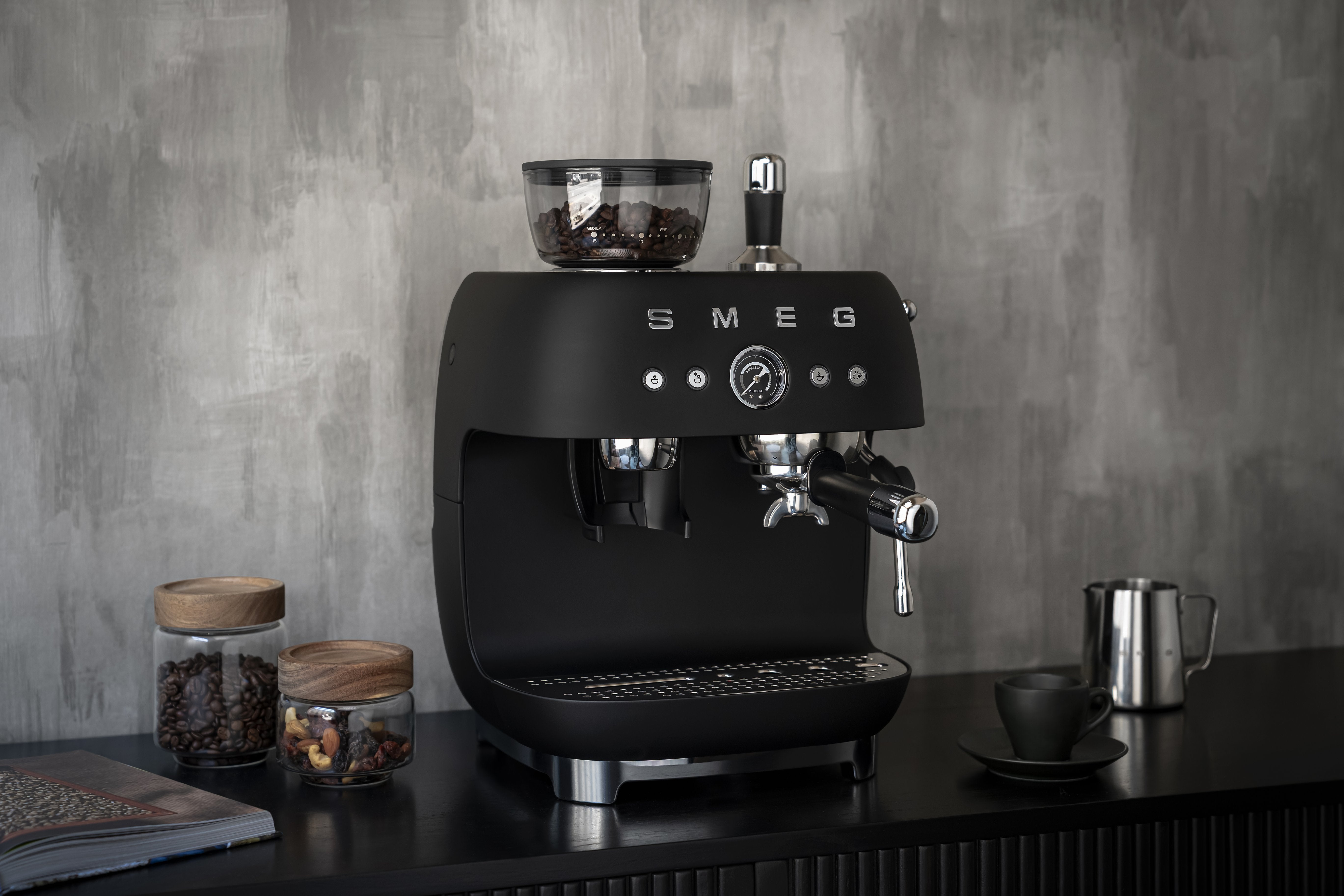 EAN 8017709354572 - Smeg EGF03BLMEU cafetera eléctrica Manual Máquina espresso 2,4 L imagen 15