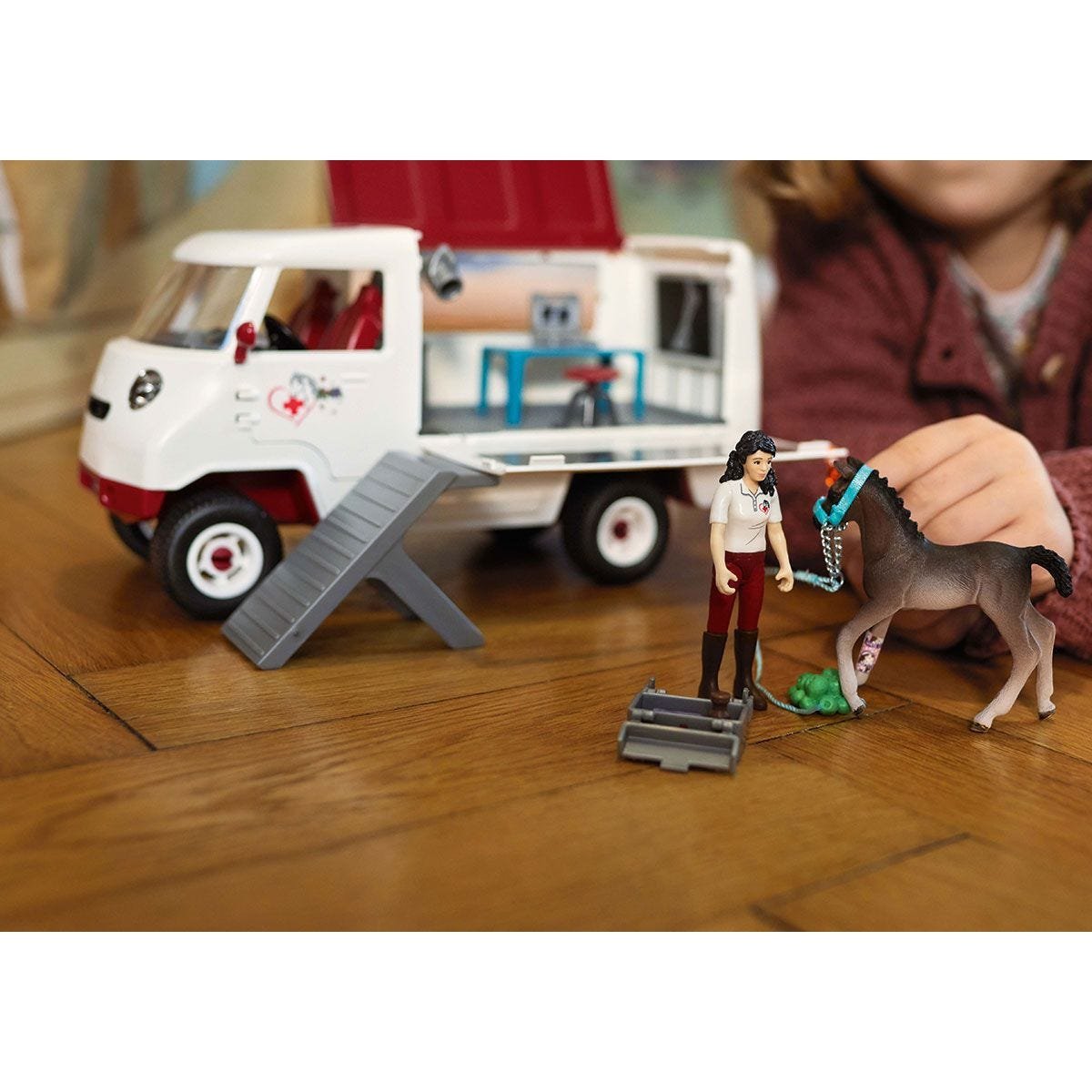 Schleich Horse Club 42439 Veterinaria Móvil Con Potro Hannoveriano