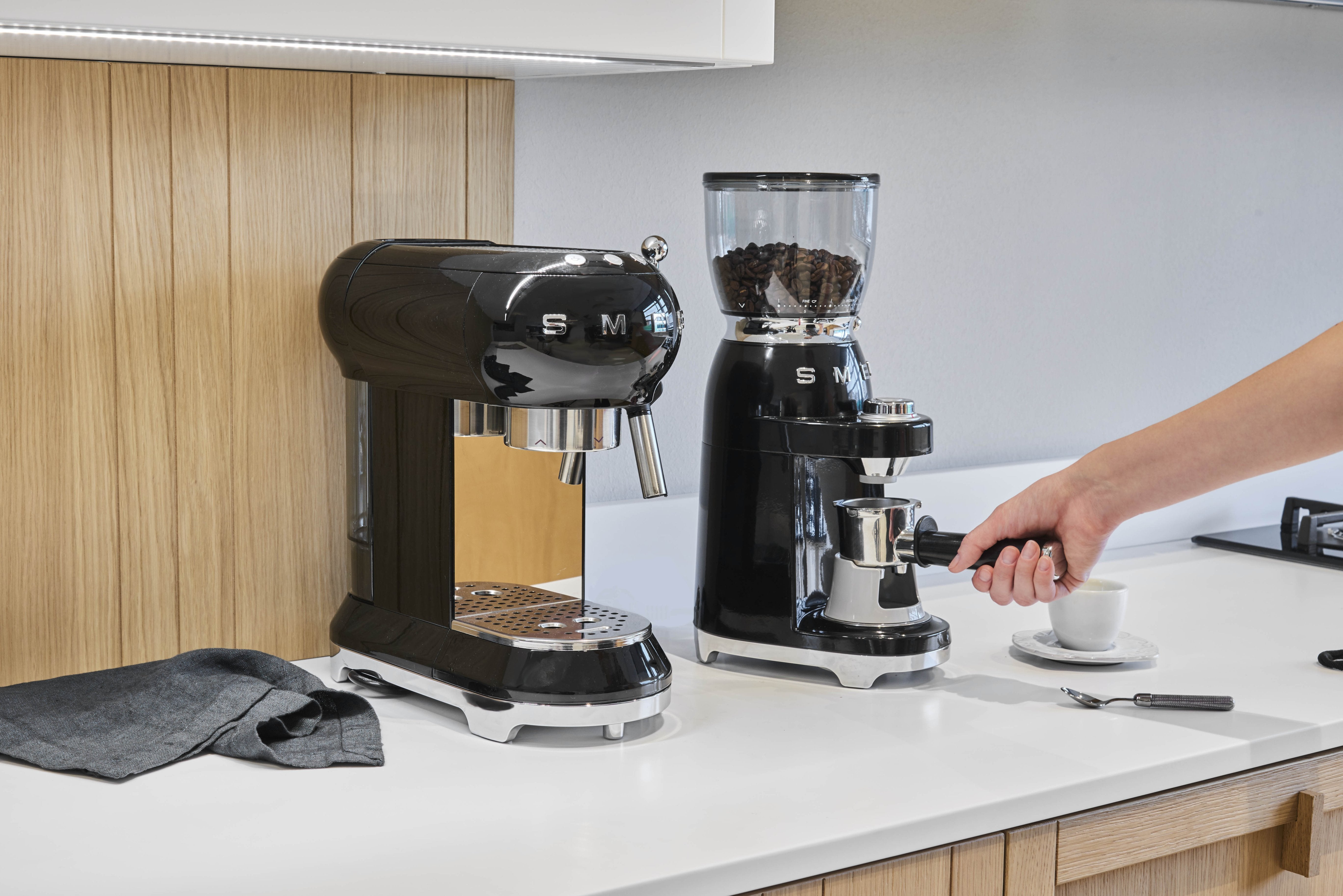 EAN 8017709317966 - Smeg CGF11BLEU molinillo de café 150 W Negro imagen 12