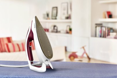 EAN 3121040077108 - Tefal GV9220 estación plancha al vapor 2600 W Durilium AirGlide Autoclean soleplate Borgoña, Blanco imagen 6