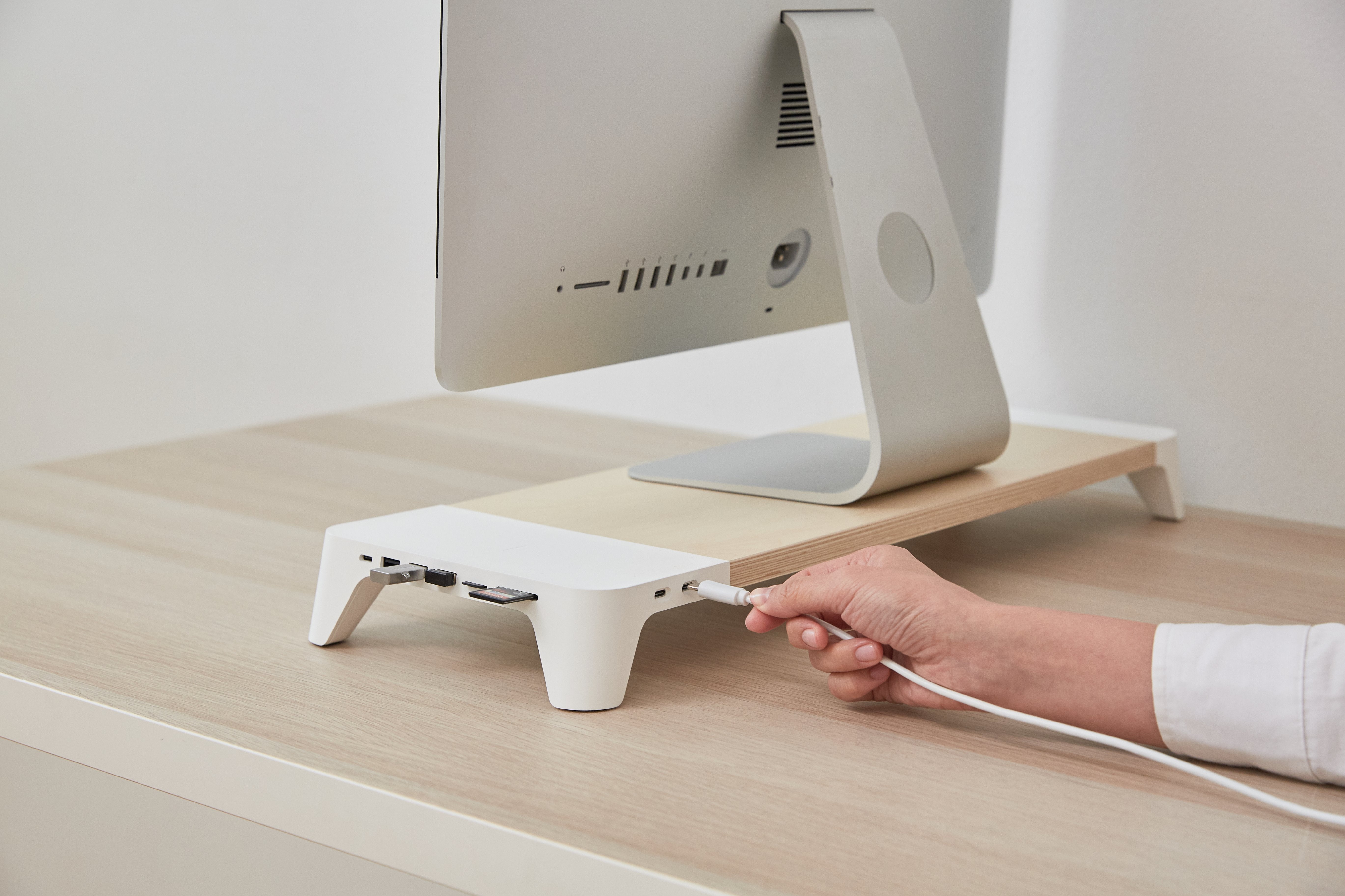 Pout Eyes8 - Soporte De Madera Para Monitor Con Cargador Rápido Y Carga Inalámbrica Para Dispositivos, 3 En 1, Blanco