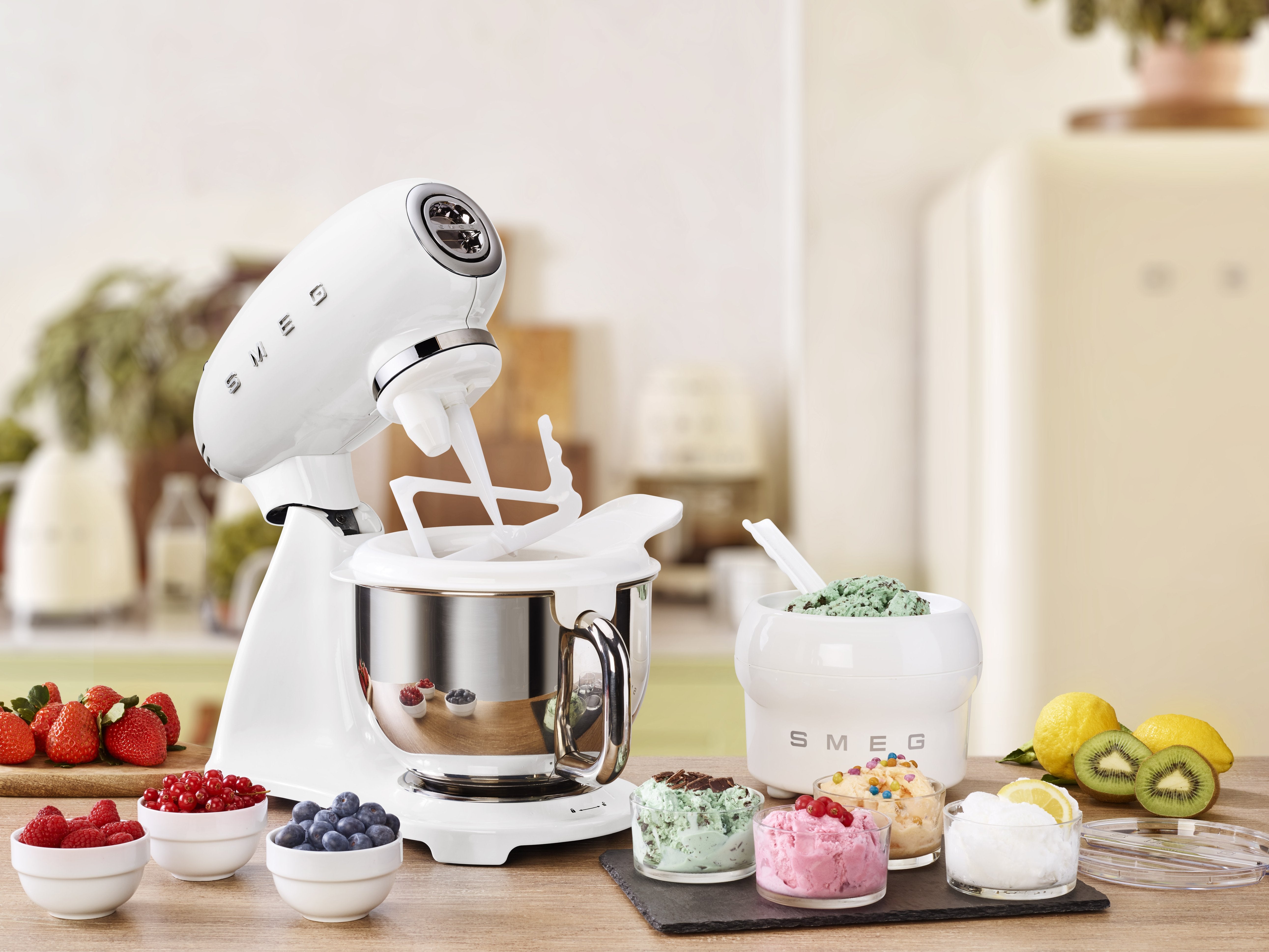 EAN 8017709277697 - Smeg SMF03WHEU batidora Batidora de varillas 800 W Blanco imagen 16