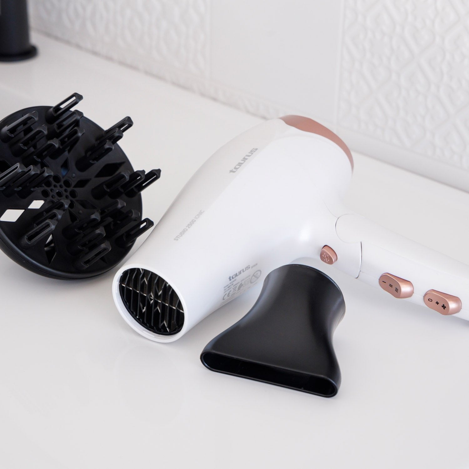 EAN 8414234001160 - Taurus STUDIO 2500 IONIC secador 2400 W Blanco imagen 3