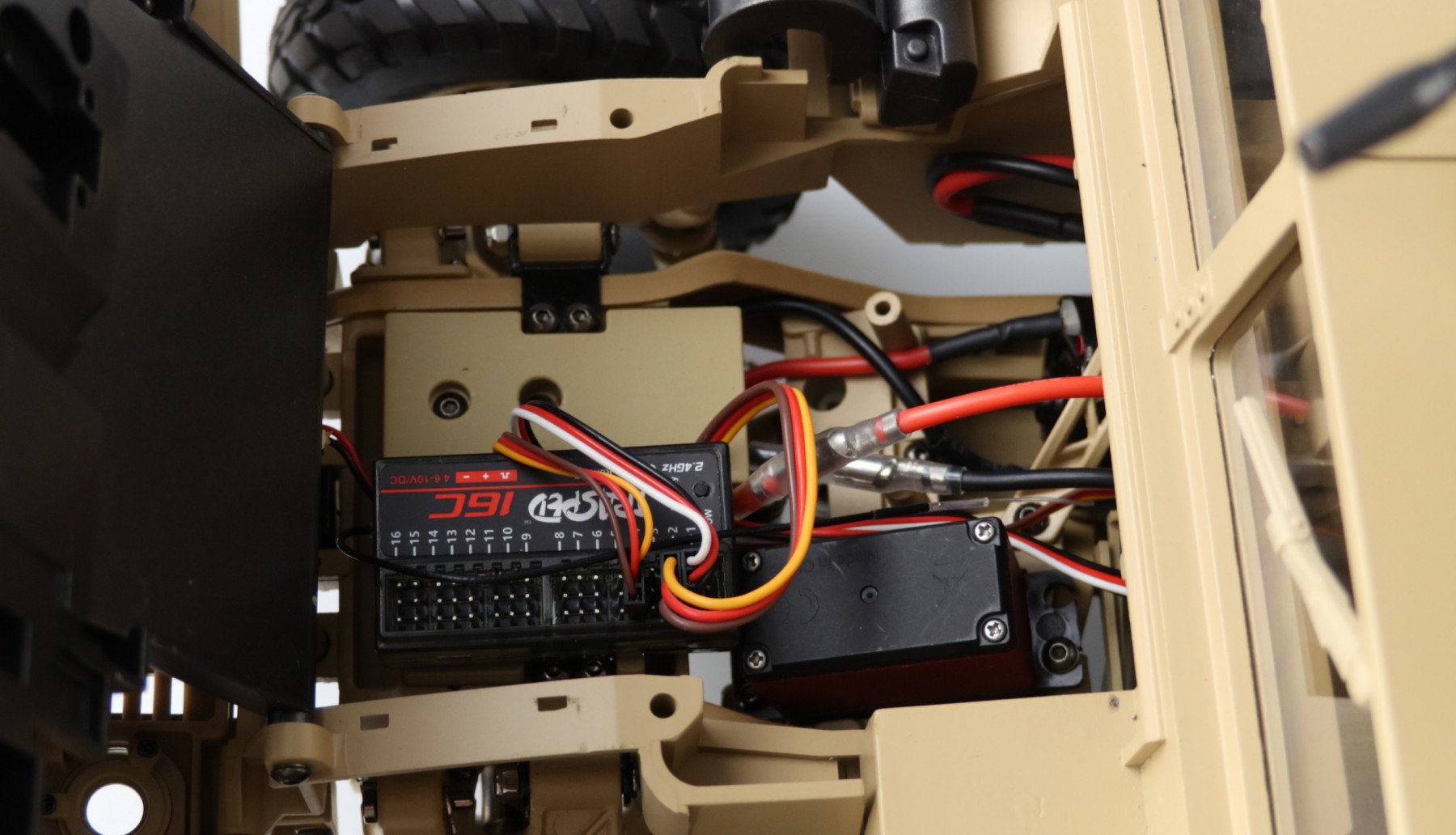 EAN 4260631422503 - Amewi 22418 modelo controlado por radio Camión militar Motor eléctrico 1:10 imagen 8