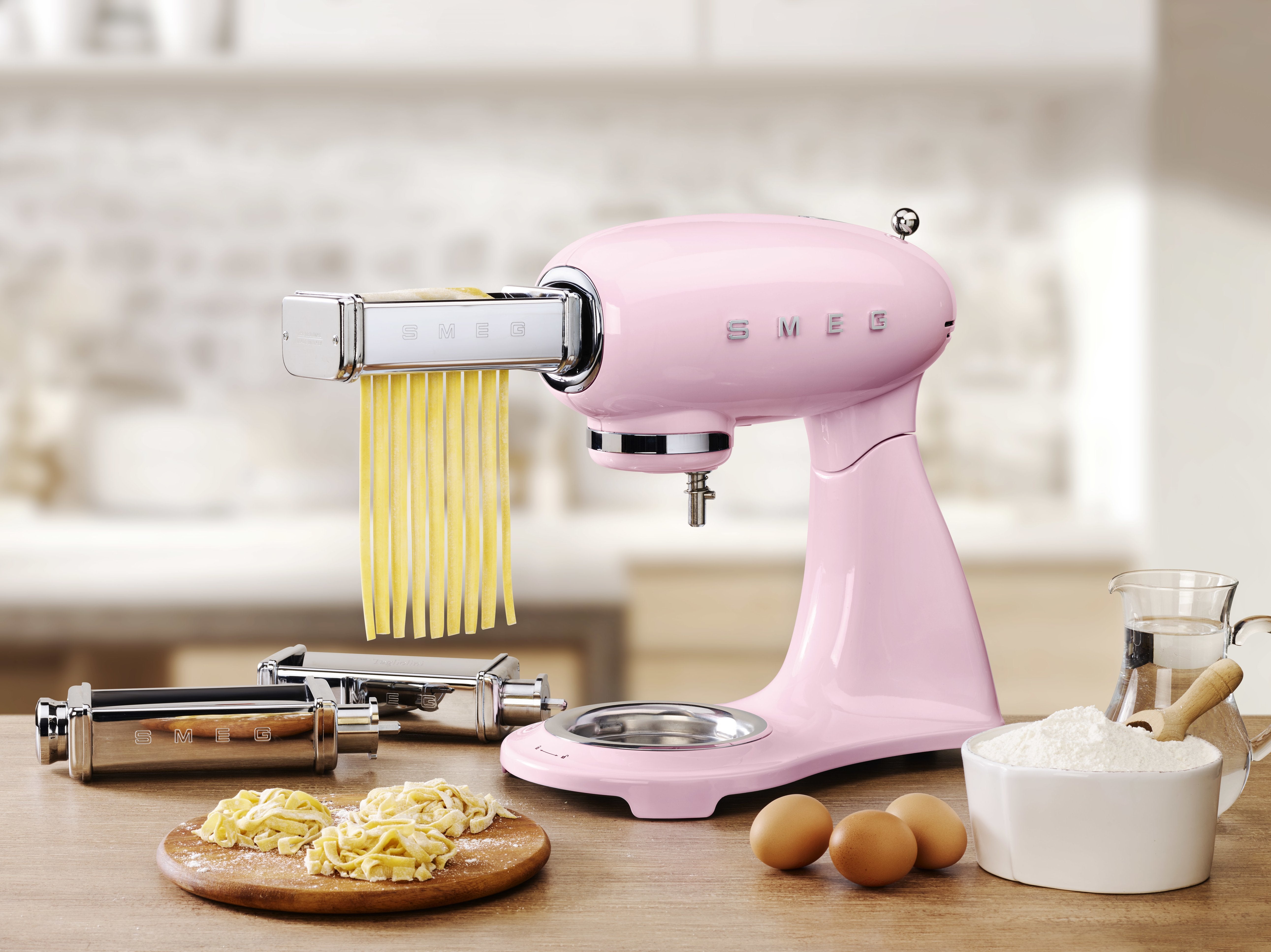 EAN 8017709319212 - Smeg SMF03PKEU batidora Batidora de varillas 800 W Rosa imagen 17