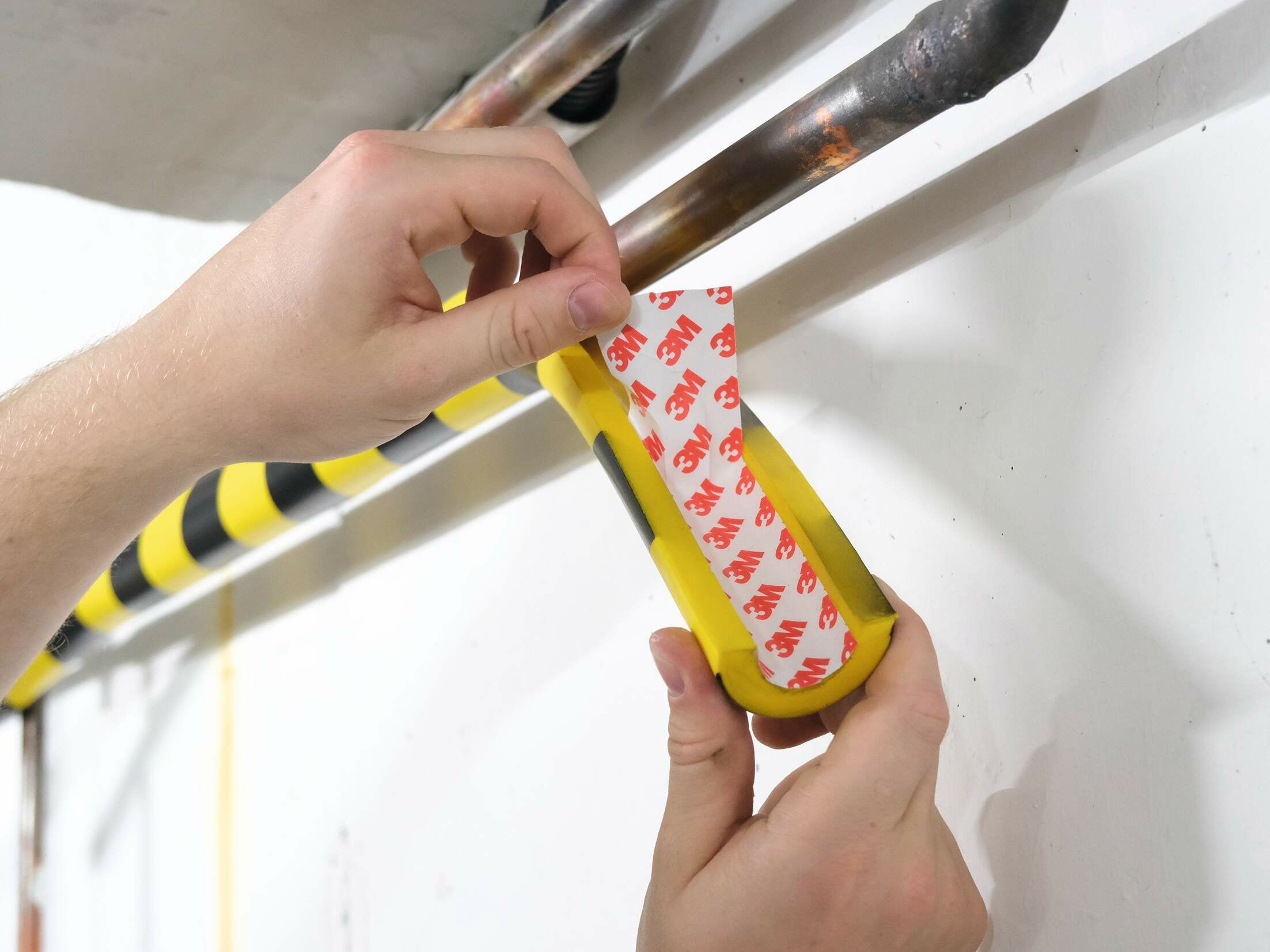 Perfil De Protección De Tuberías Durable P30 Amarillo Negro Autoadhesivo 1m