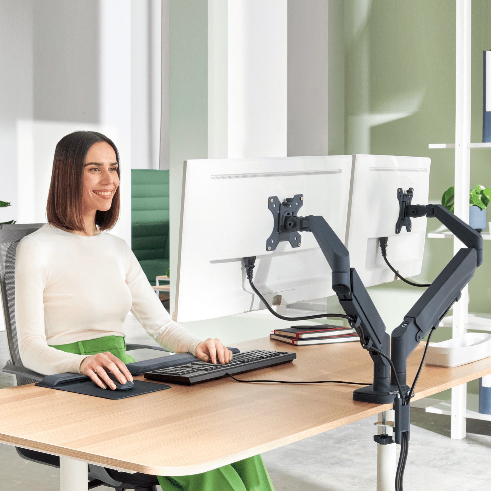 EAN 4002432134687 - Leitz 65370089 soporte para monitor 81,3 cm (32") Escritorio Gris imagen 2