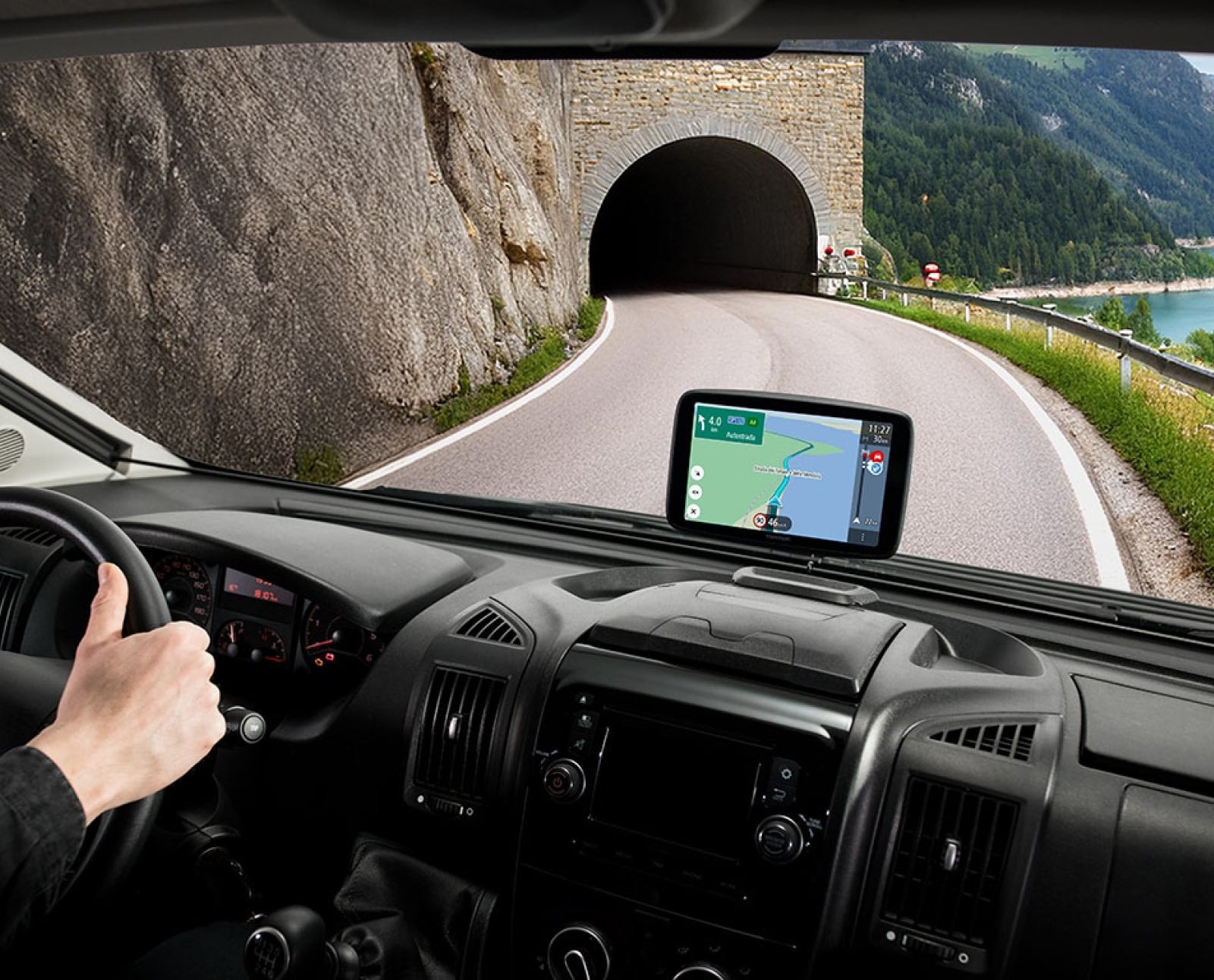 EAN 0636926107716 - TomTom GO Camper Tour navegador Fijo 15,2 cm (6") Pantalla táctil Negro imagen 2