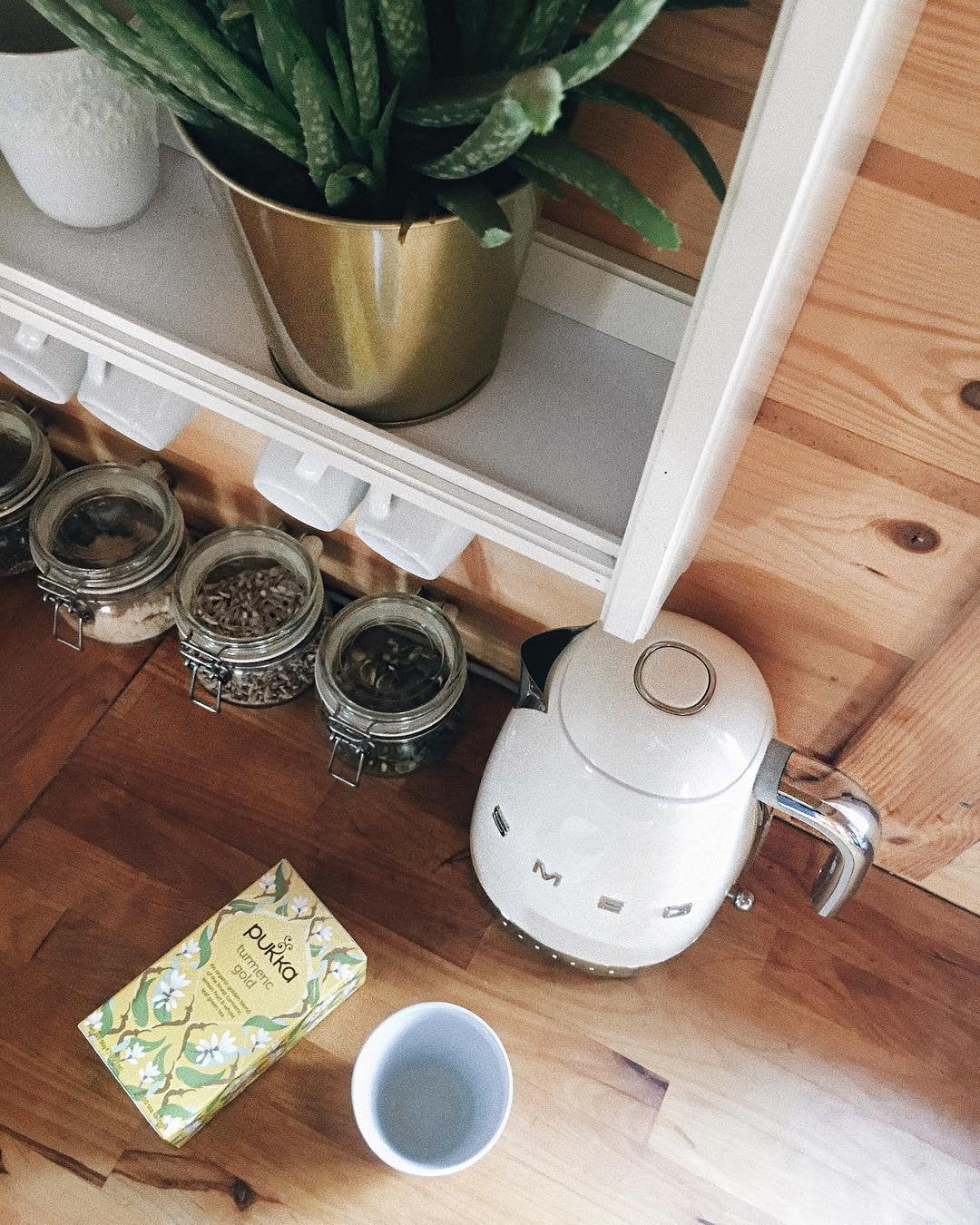 EAN 8017709231378 - Smeg KLF04CREU tetera eléctrica 1,7 L 2400 W Crema de color imagen 11