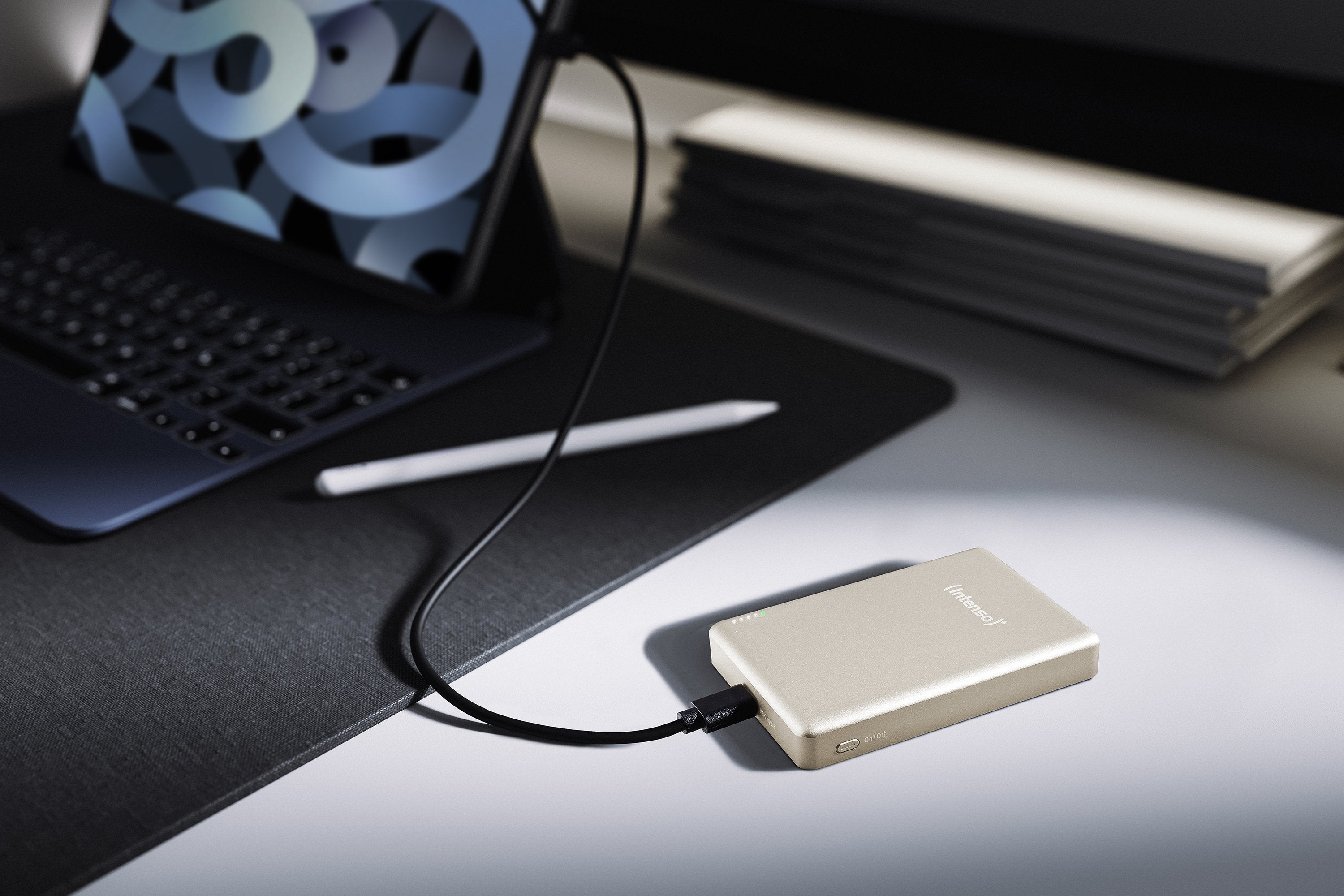 EAN 4034303036219 - Intenso MW10000 Polímero de litio Cargador inalámbrico imagen 17