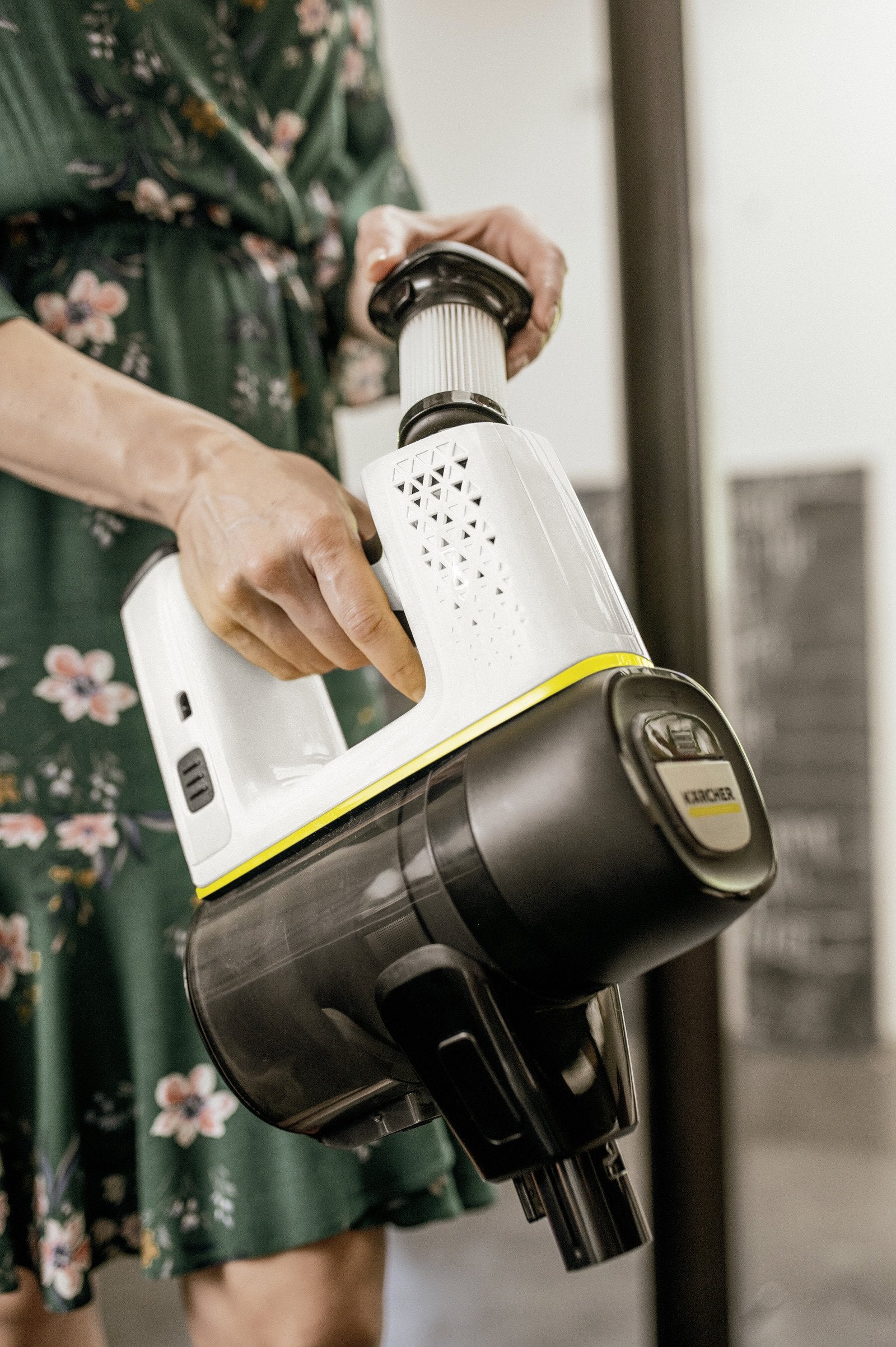 EAN 4054278987316 - Kärcher VC 6 Cordless ourFamily Extra Aspiradora escoba 2 en 1 Batería Secar HEPA Sin bolsa 250 W Negro, imagen 3