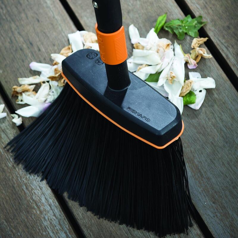 Escoba Fiskars Quikfit Negro / Naranja