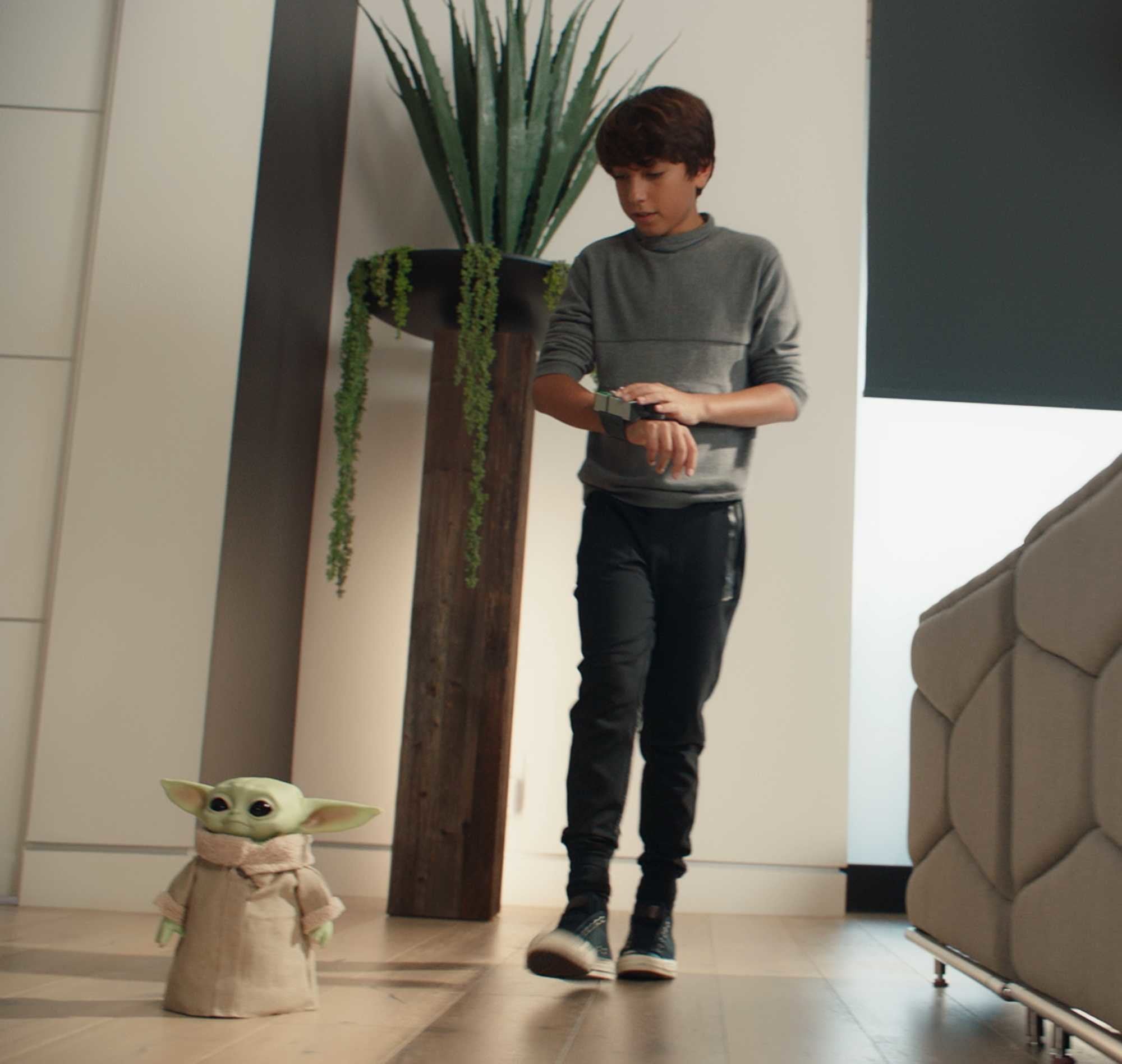 Peluche Baby Yoda Control Remoto The Mandalorian Star Wars 28cm