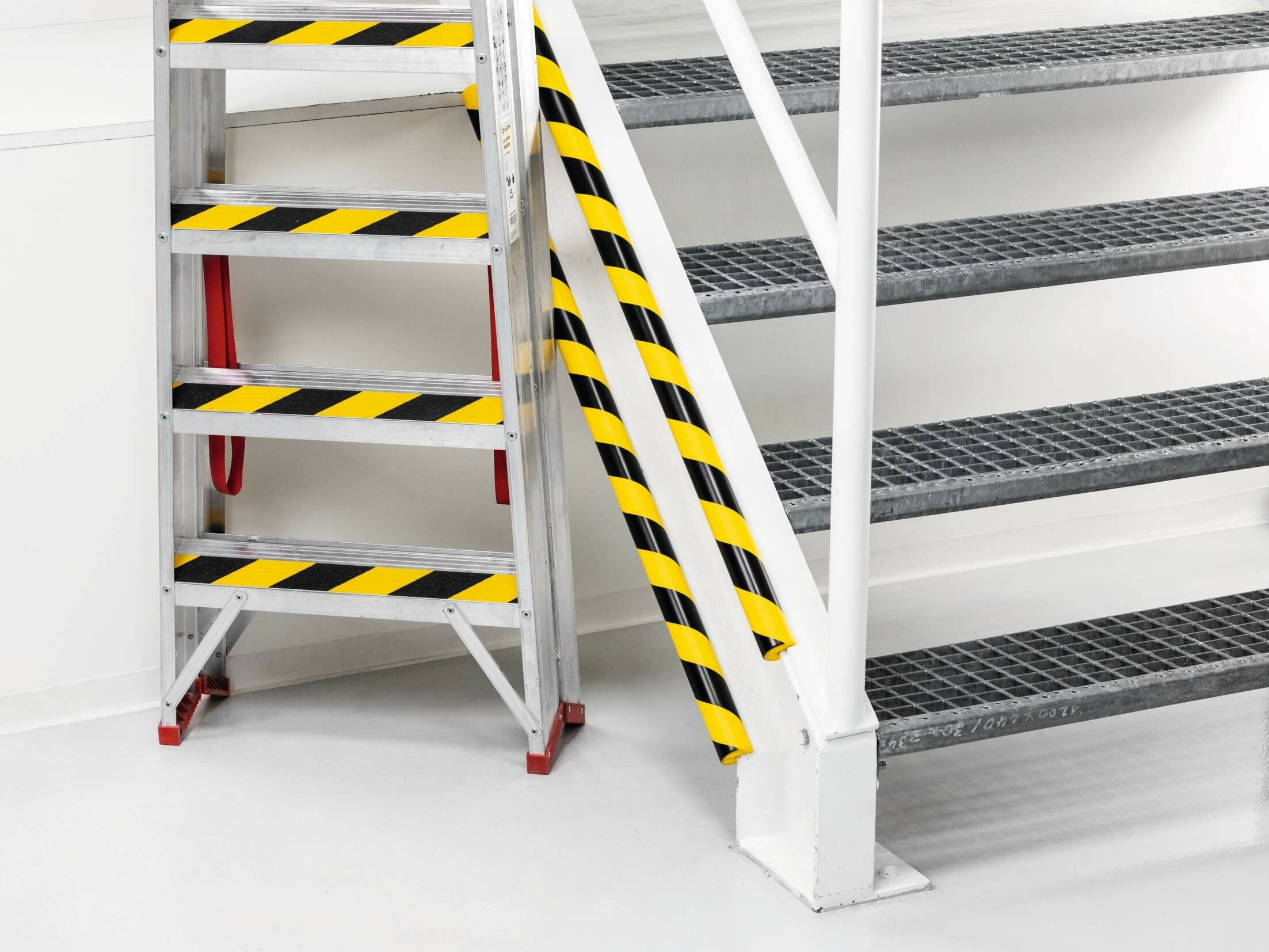 Perfil Protector De Bordes Durable E8r Amarillo Negro Autoadhesivo 1m