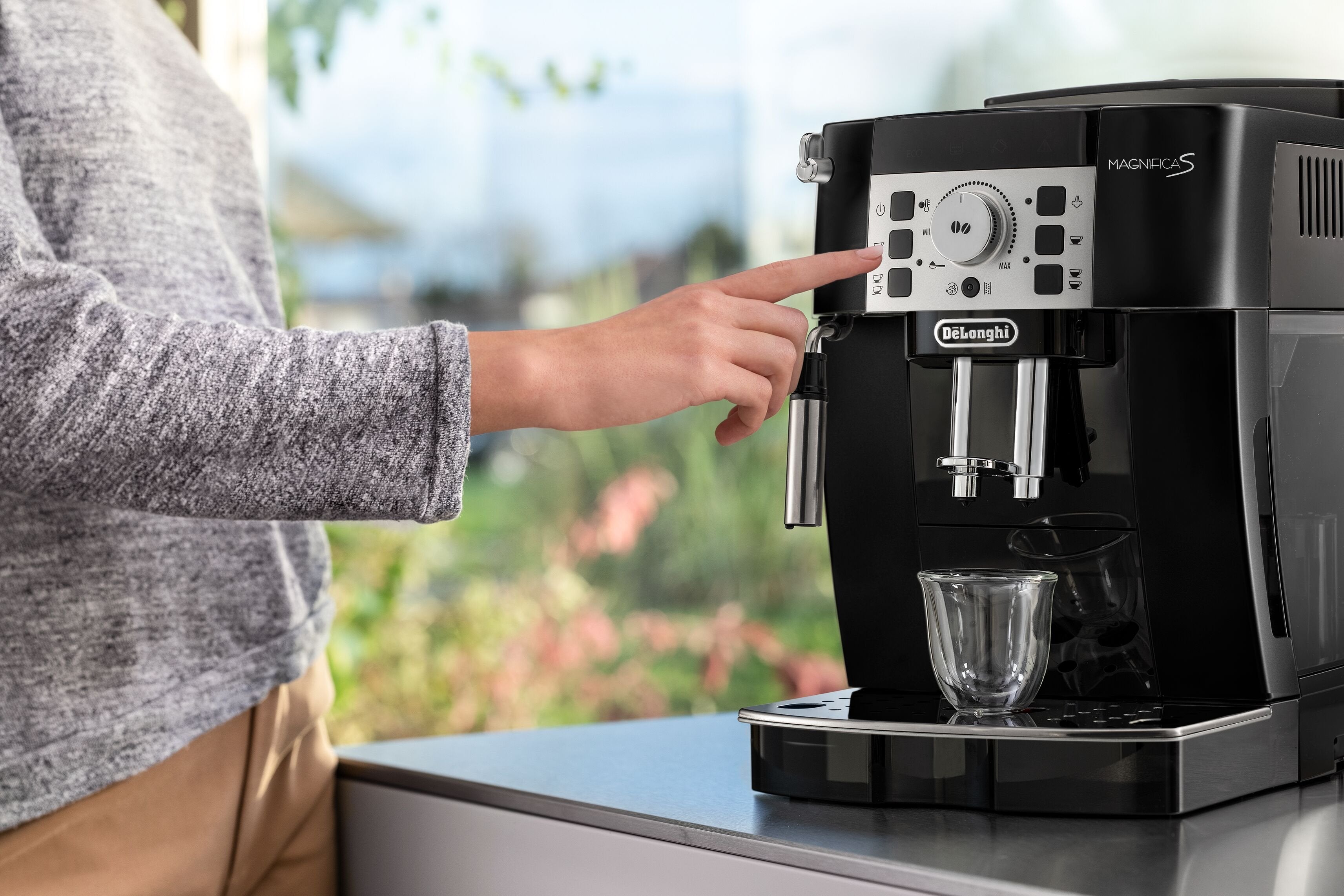 EAN 8004399325036 - De’Longhi Magnifica S ECAM 21.110.B cafetera eléctrica Totalmente automática Máquina espresso 1,8 L imagen 7